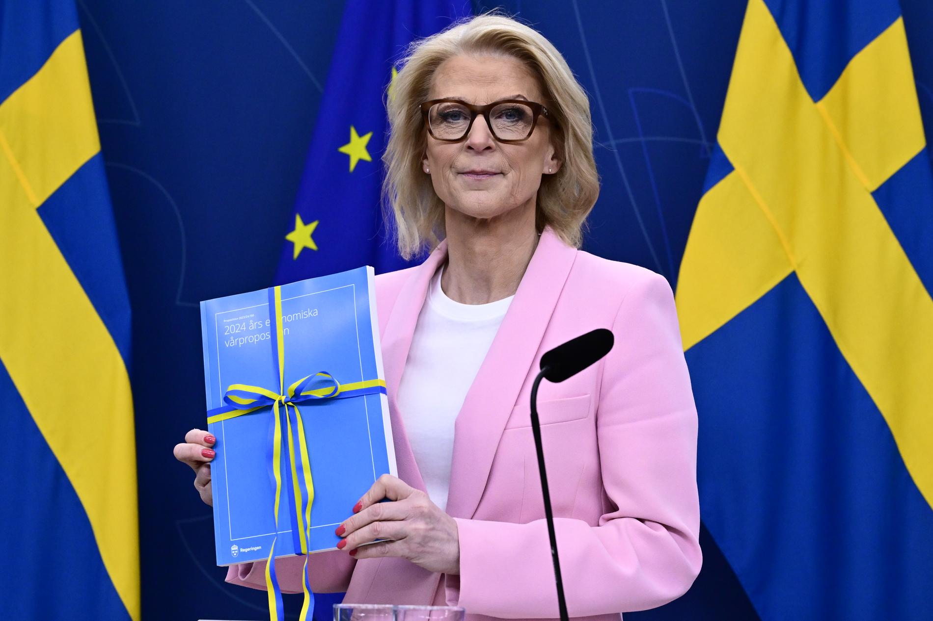 Elisabeth Svantesson med den nya budgeten.