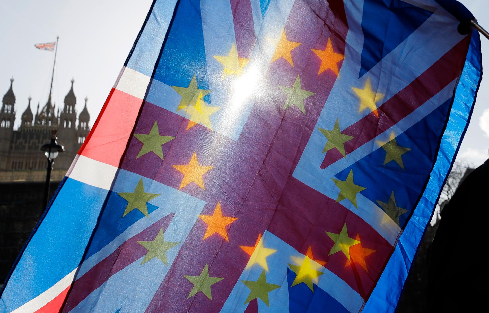 Storbritanniens flagga och EU-flaggan
