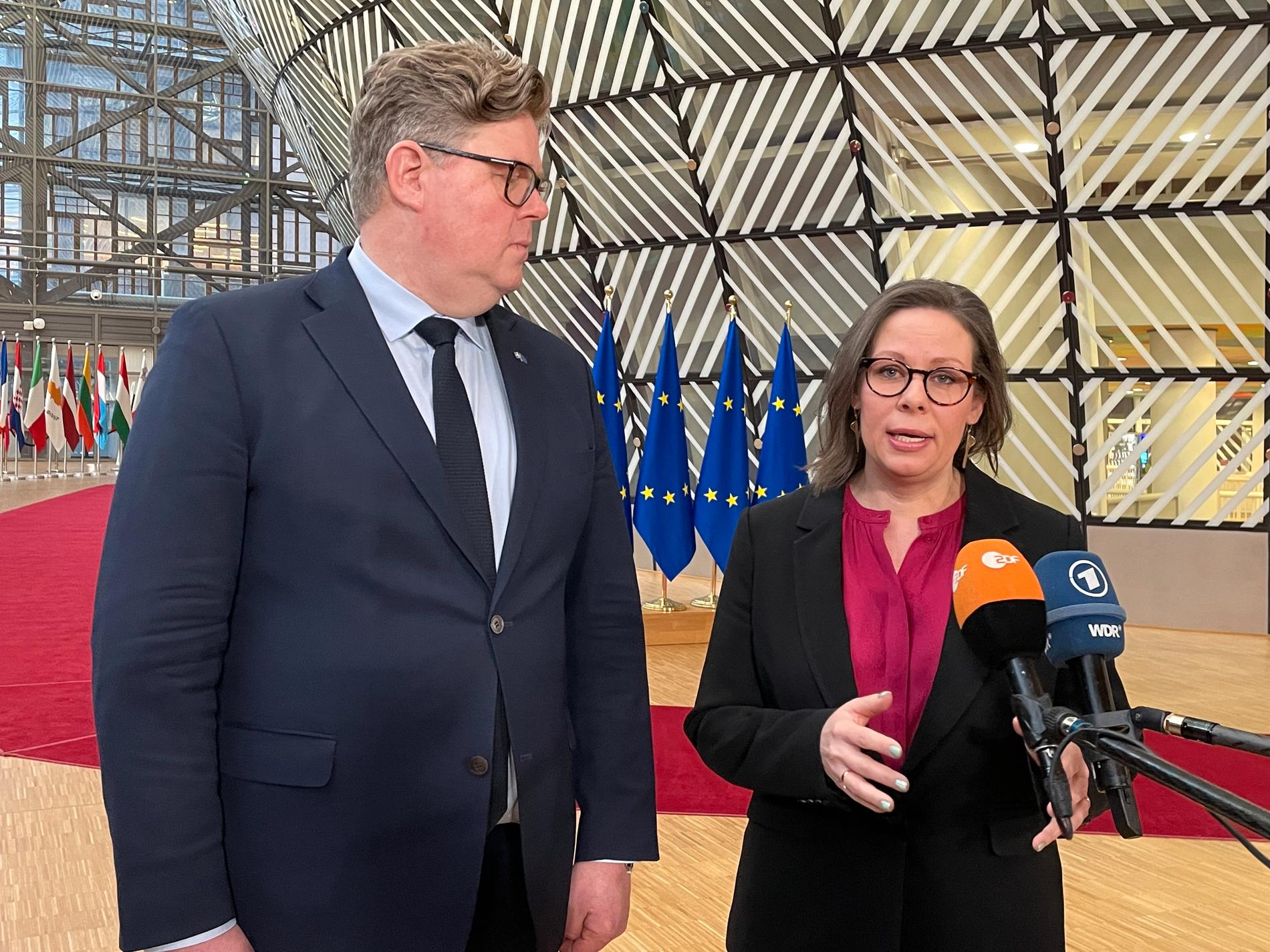 Justitieminister Gunnar Strömmer (M) och migrationsminister Maria Malmer Stenergard (M) på väg in till torsdagens EU-möte i Bryssel.