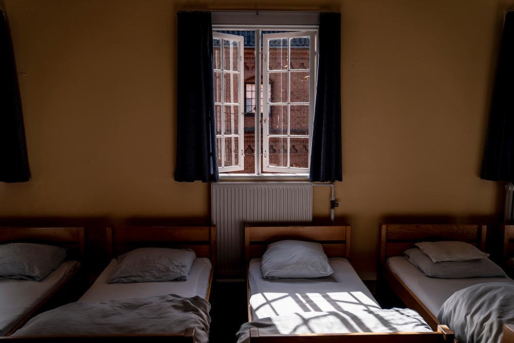 På Herlufsholms skola sover barnen i stora sovsalar med bara någon decimeter mellan sängarna. Elever vittnar om att treorna kunde väcka yngre elever mitt i natten för att misshandla dem och usätta dem för sexuella övergrepp. 