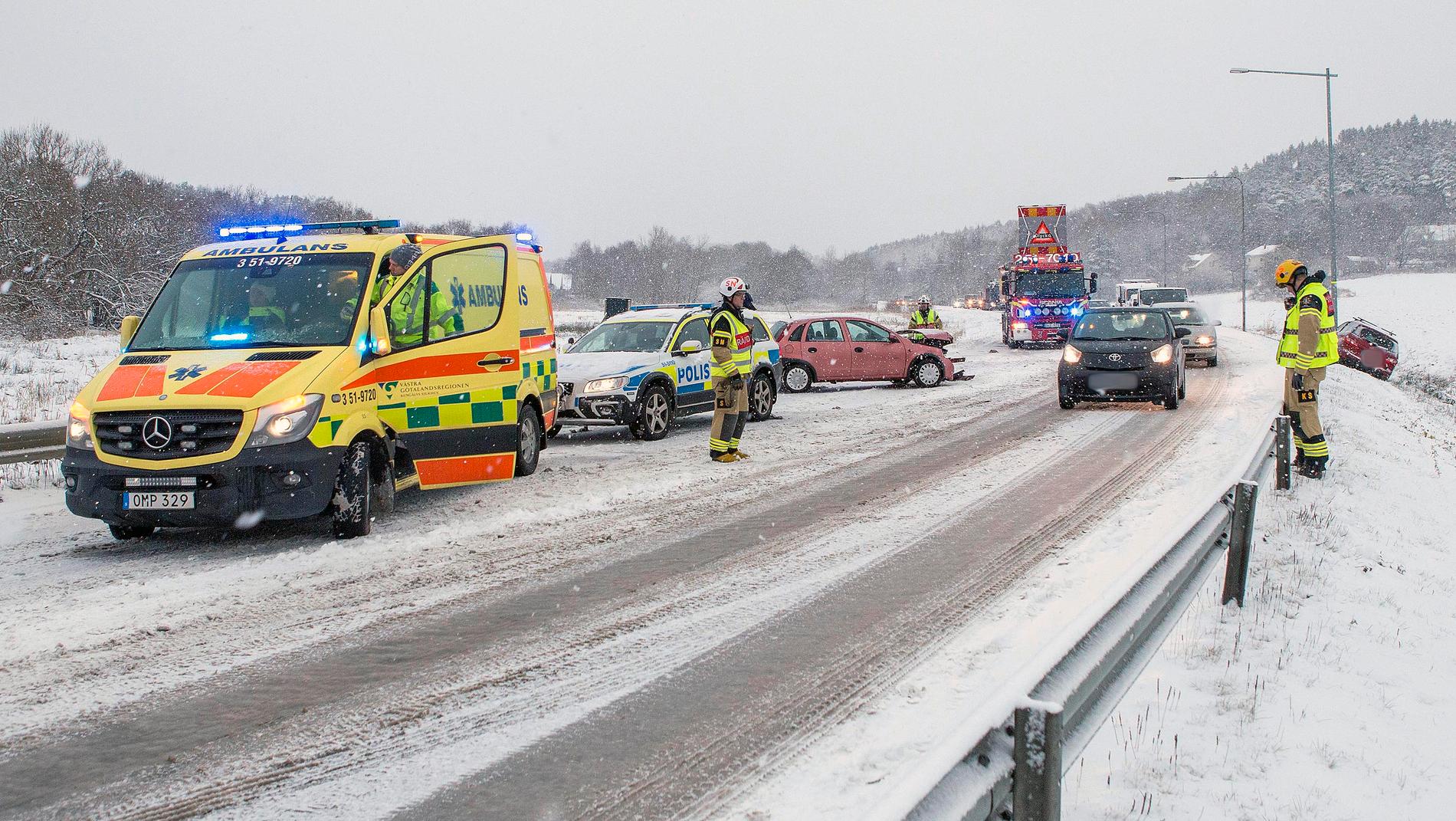 Två bilar har krockat på Marstrandsvägen i Ytterby utanför Kungälv. 
