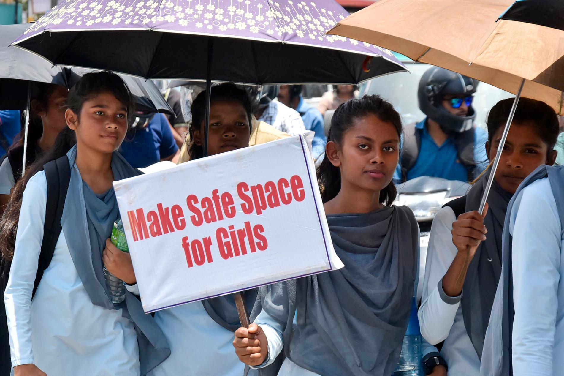 Indien har skakats av flera uppmärksammade våldtäktsfall. Här är skolelever vid en protest efter att en tonårig flicka hittats våldtagen och mördad i Ranchi i östra Indien. Arkivbild.