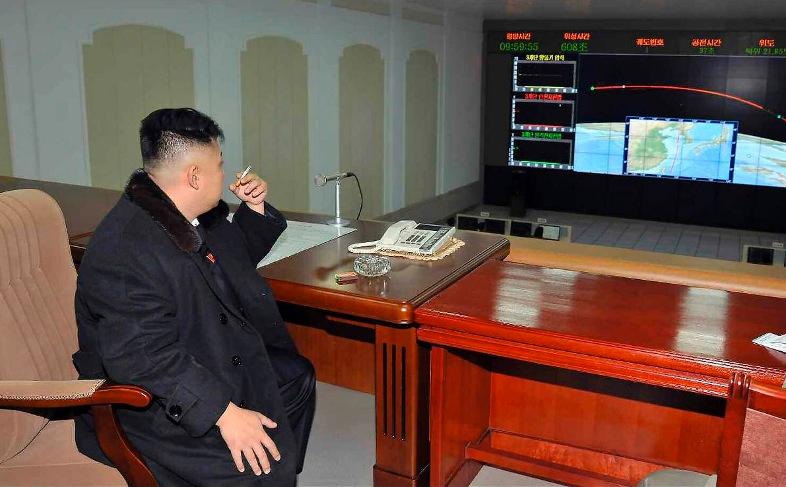 Nordkoreas ledare Kim Jong-un röker en cigarett - i sin kommandocentral.