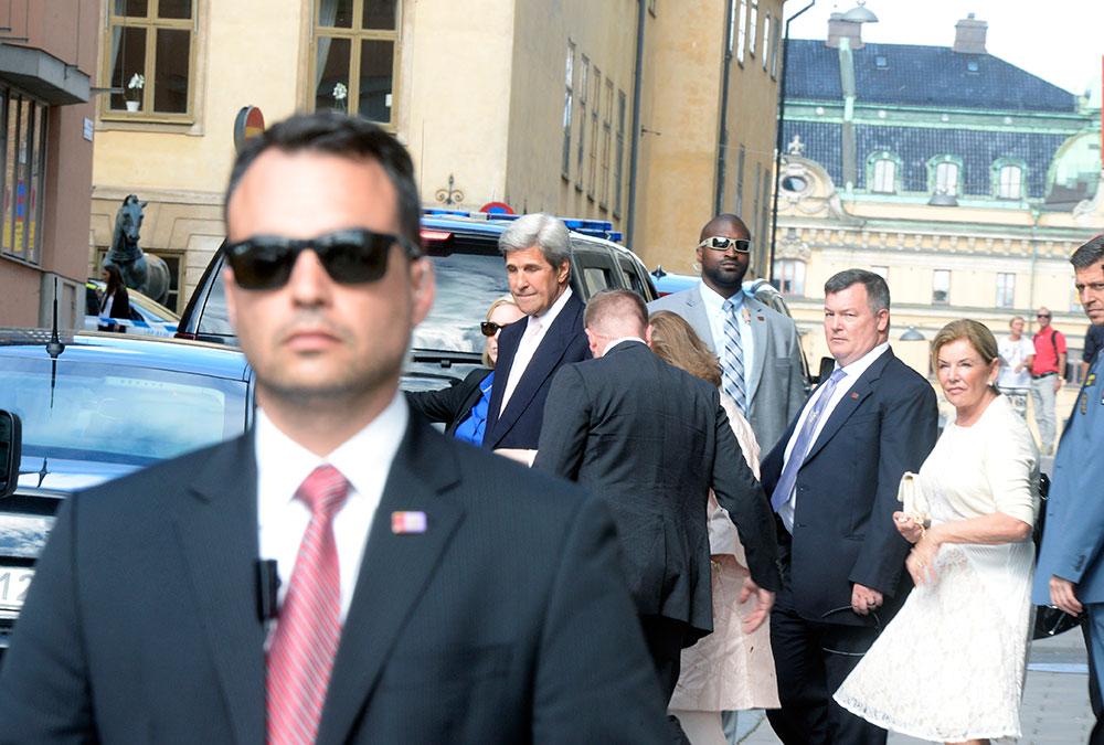 John Kerry smög ut bakvägen från hotellet.