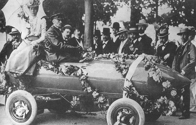 Camille Jenatzy slog världsrekord 1899 och passerade hundrakilometersvallen för bilar. Elbilen han körde kallades Aldrig nöjd.