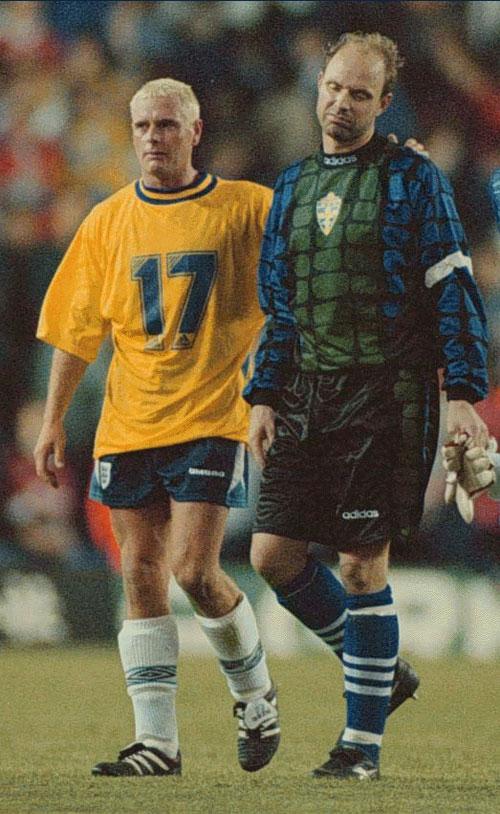 Gazza klappar om Thomas Ravelli under för-EM 1992.