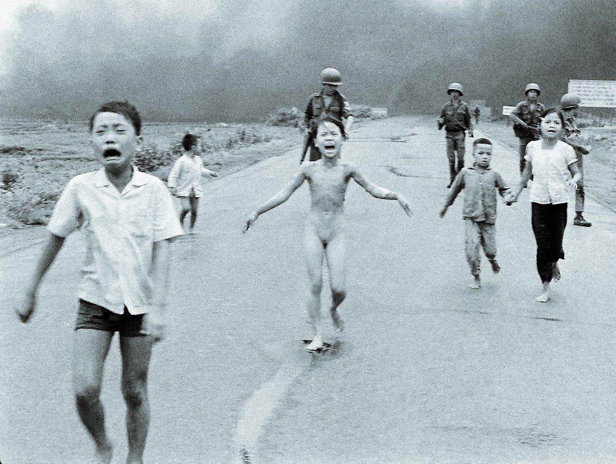 vietnam 1972 Kim Phuc, 9, har slitit av sina brinnande kläder i flykten undan napalmen.