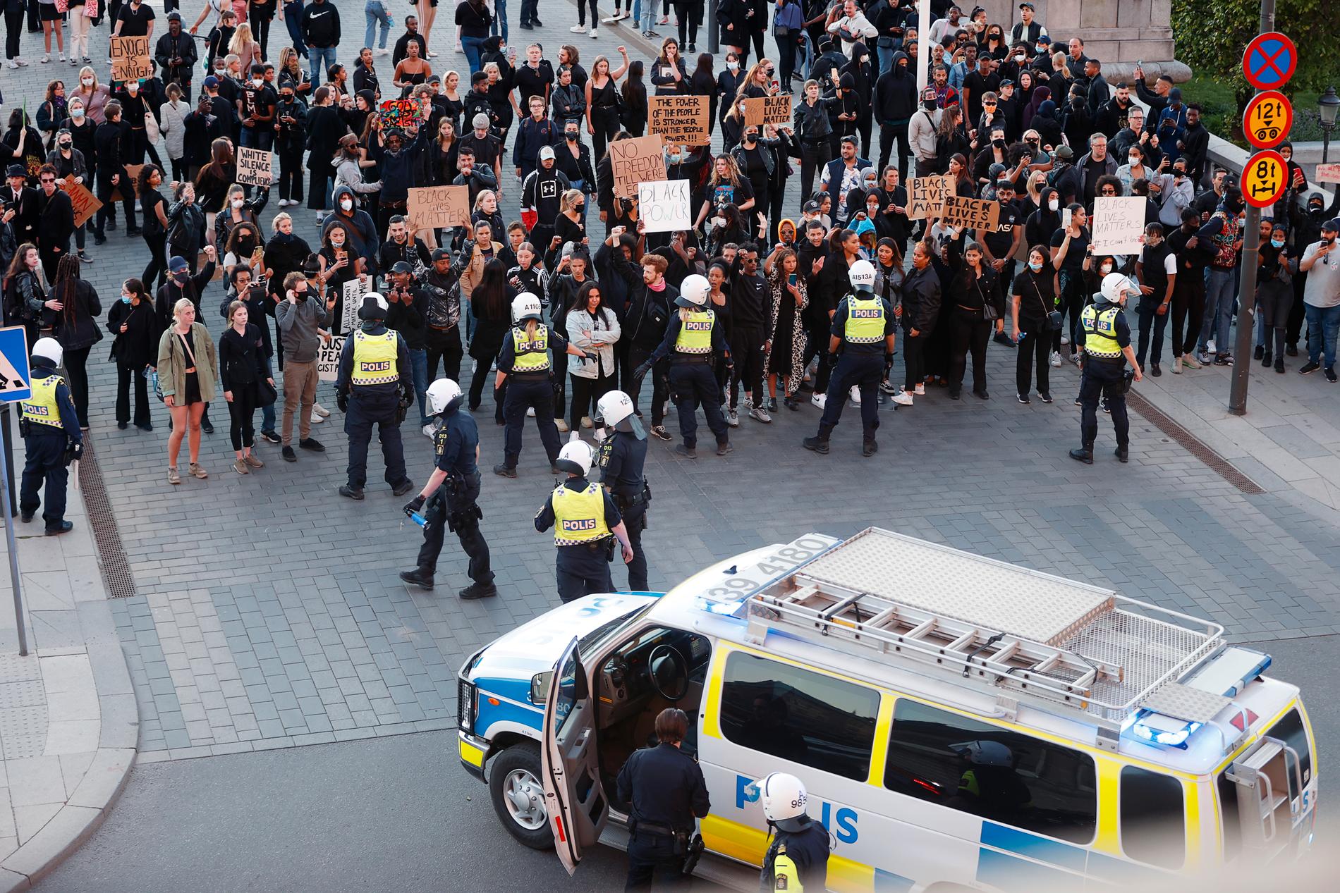 Demonstranter stoppades på Norrbro på Helgeandsholmen nedanför Stockholms slott.