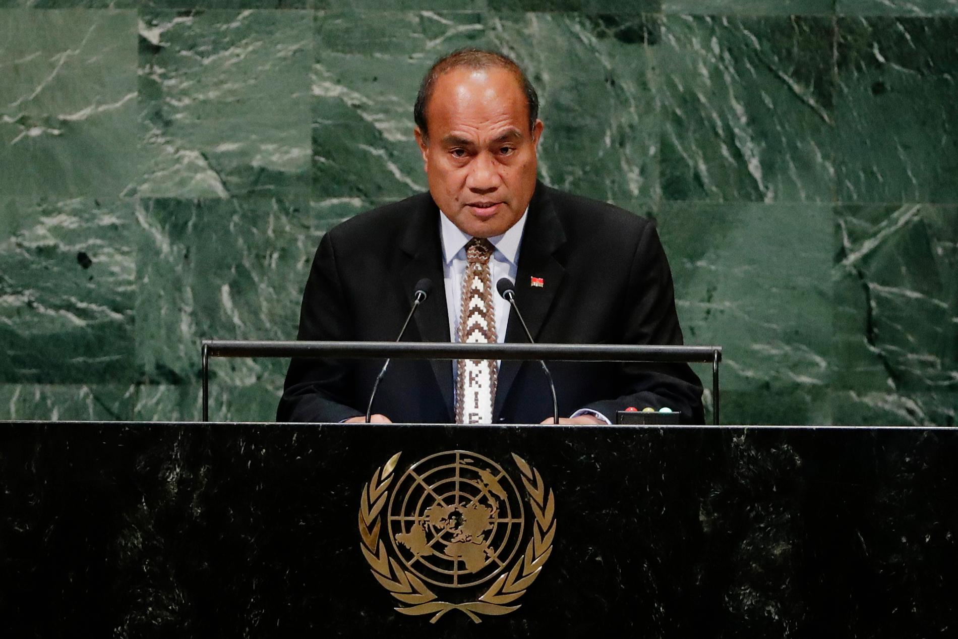 Kiribatis president Taneti Maamau får fortsätta regera östaten i Stilla havet.