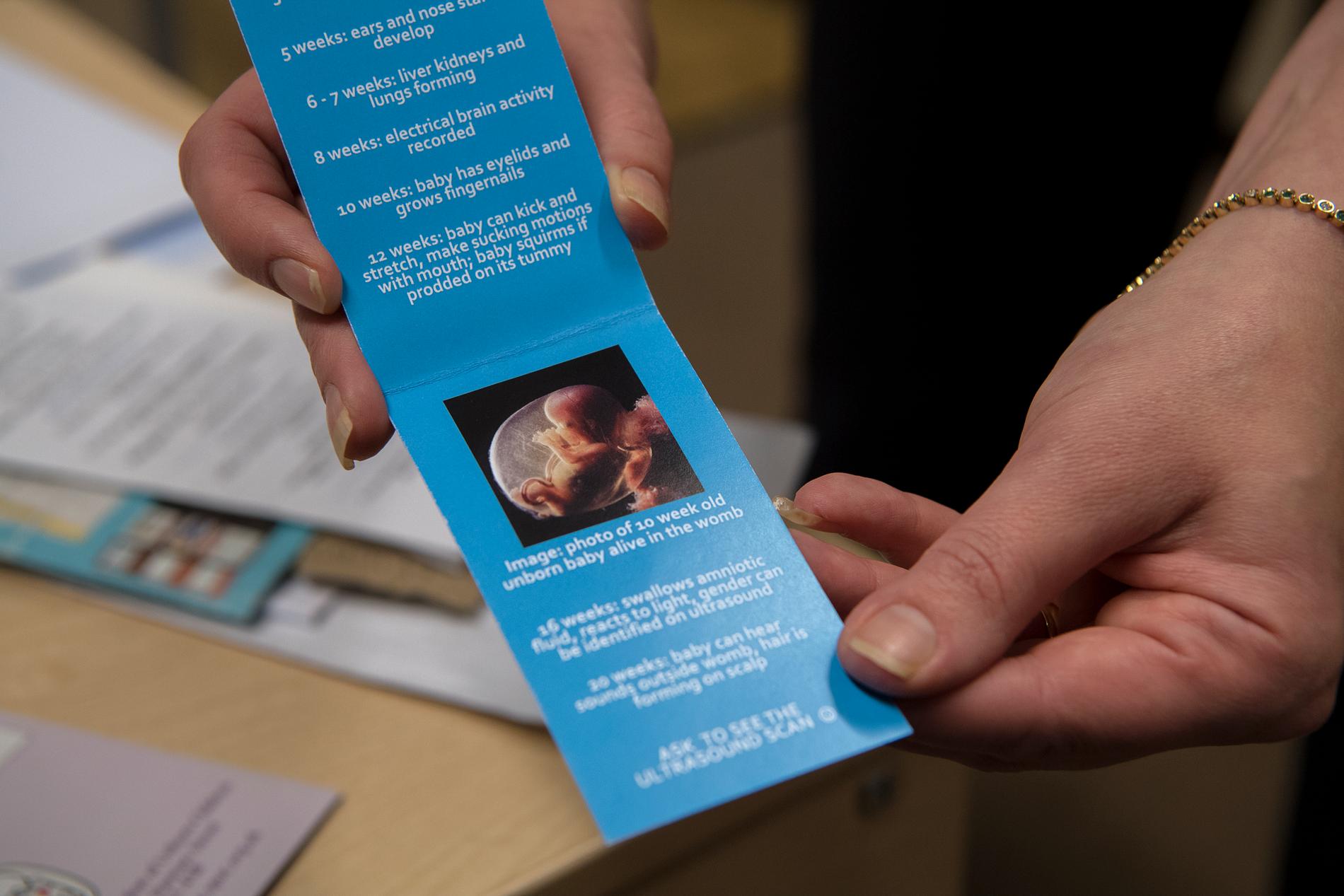 Abortmotståndarna skickar både brev och broschyrer till kliniken för att få den att stänga ner.