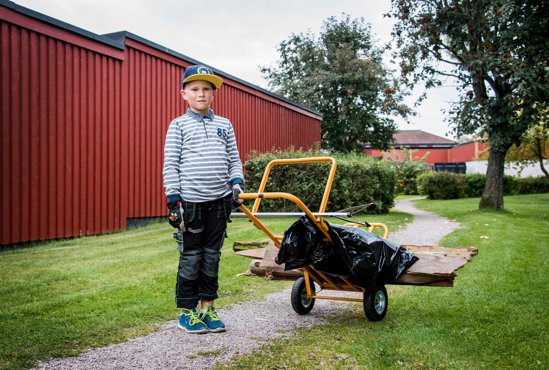 Dagens jobb är klart. I dag blev det en halv sopsäck och gömda träbitar. – Håll Sverige rent! säger Anton uppfordrande.
