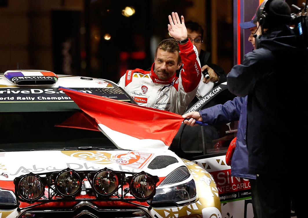 Stenen förstörde för Loeb  Den gamle ”rally-kungen” Sebastien Loeb kör bara tävlingen i Frankrike 2015 men det är den nye kungen, Sebastien Ogier, som leder rallyt.