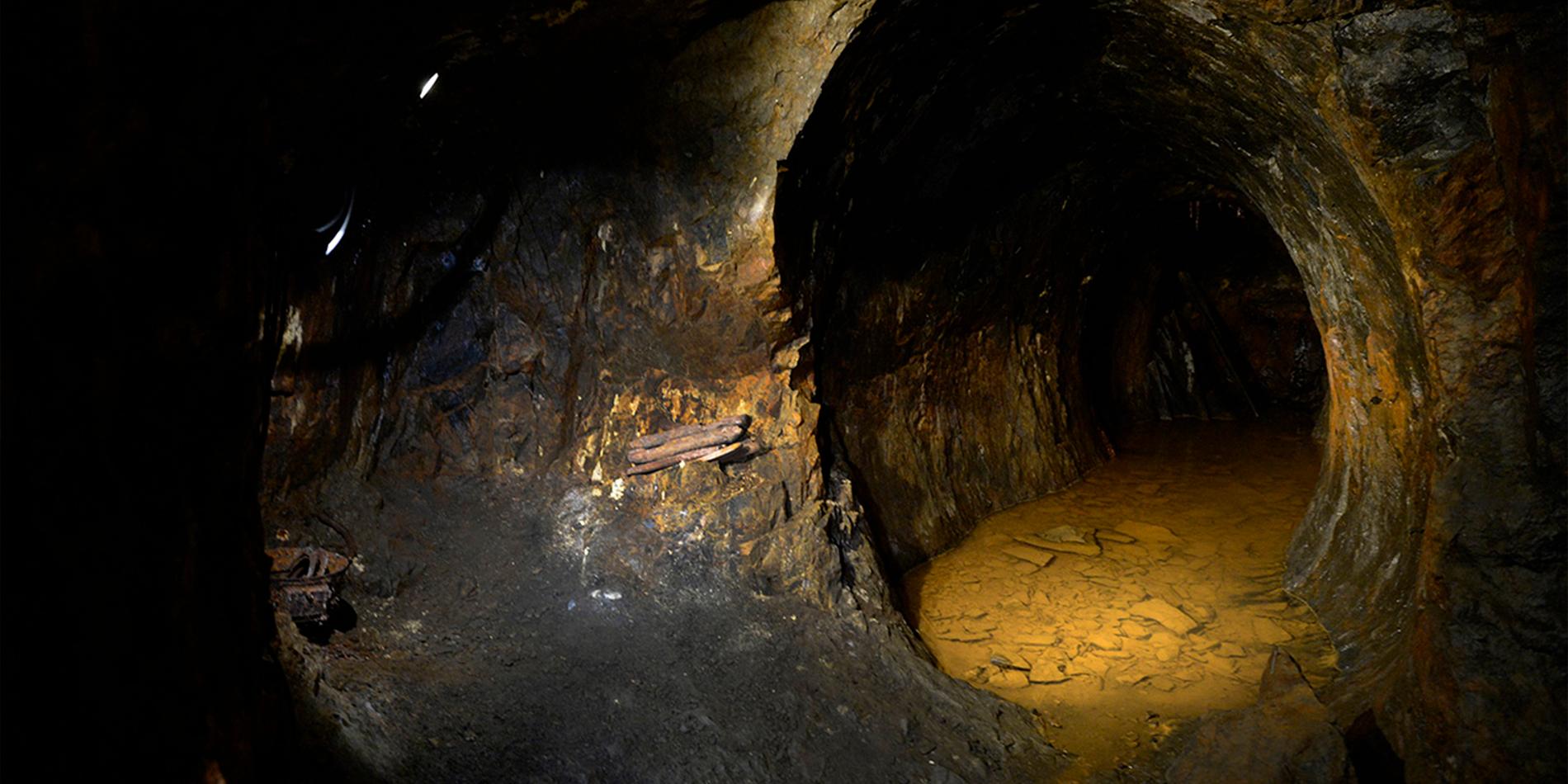 Loos koboltgruva i Hälsingland där man bröt kobolt från 1738, 1773 gick gruvan i konkurs med Loos Koboltverk. (I gruvan upptäcktes också metallen nickel – en världssensation.)