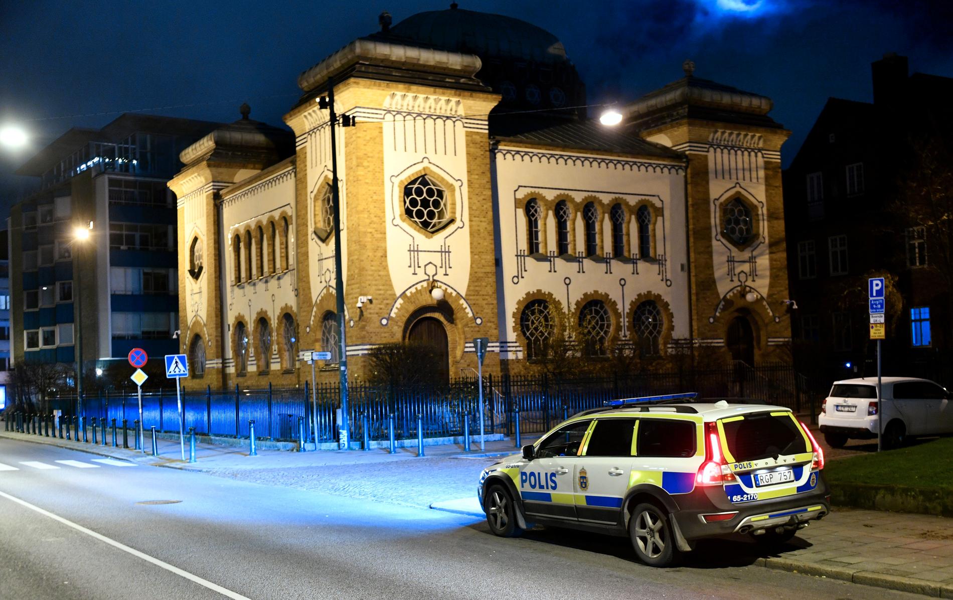 Synagogan i Malmö under bevakning.