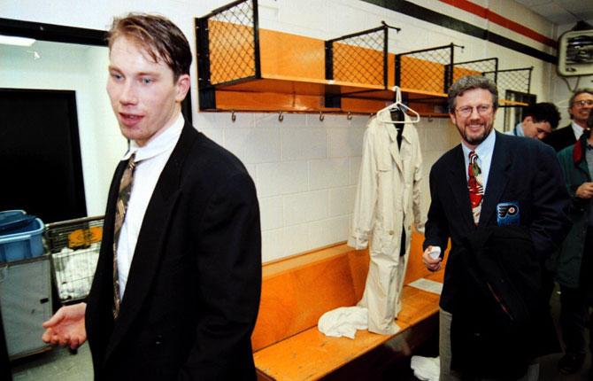 LÄTTAD Peter liksom pappa Kent var lättade när de lämnade omklädningsrummet efter NHL-debuten.