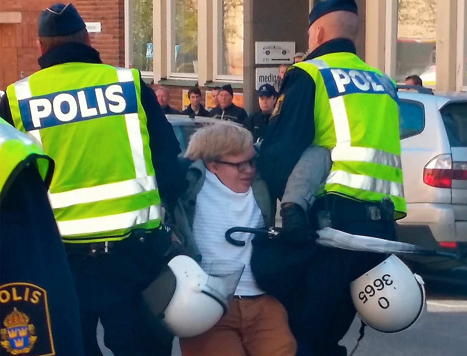 Debattören Mattias Irving släpas bort av poliser efter att med psalmsång ha protesterar mot nazisternas marsch i Jönköping 1 maj i år. Nu ska han ställas inför rätta.