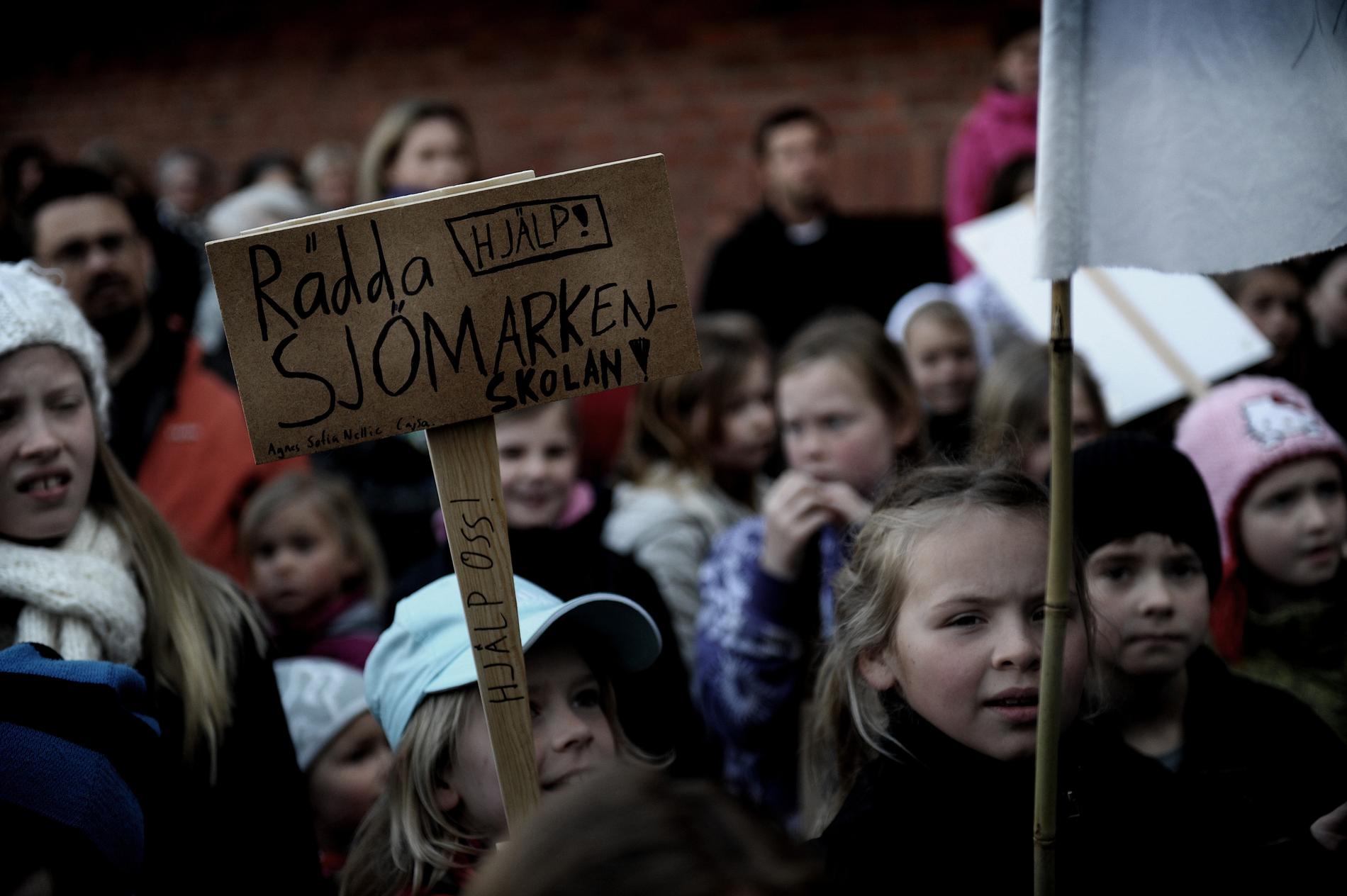 Under våren 2011 sprider sig upproren som en löpeld över landet. Här protesterar elever och föräldrar i Borås mot kommunens nedskärningar i skolan.