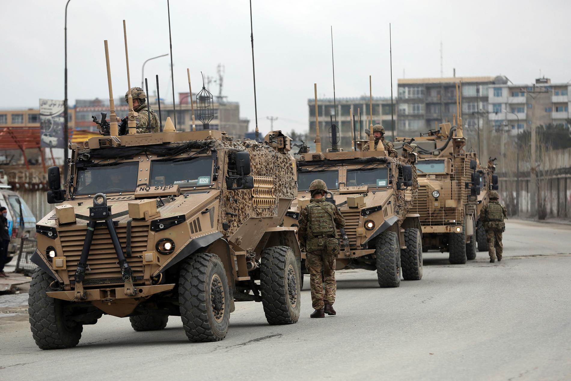 Nato-styrkor anländer till platsen där attacken skedde i centrala Kabul på onsdagen.