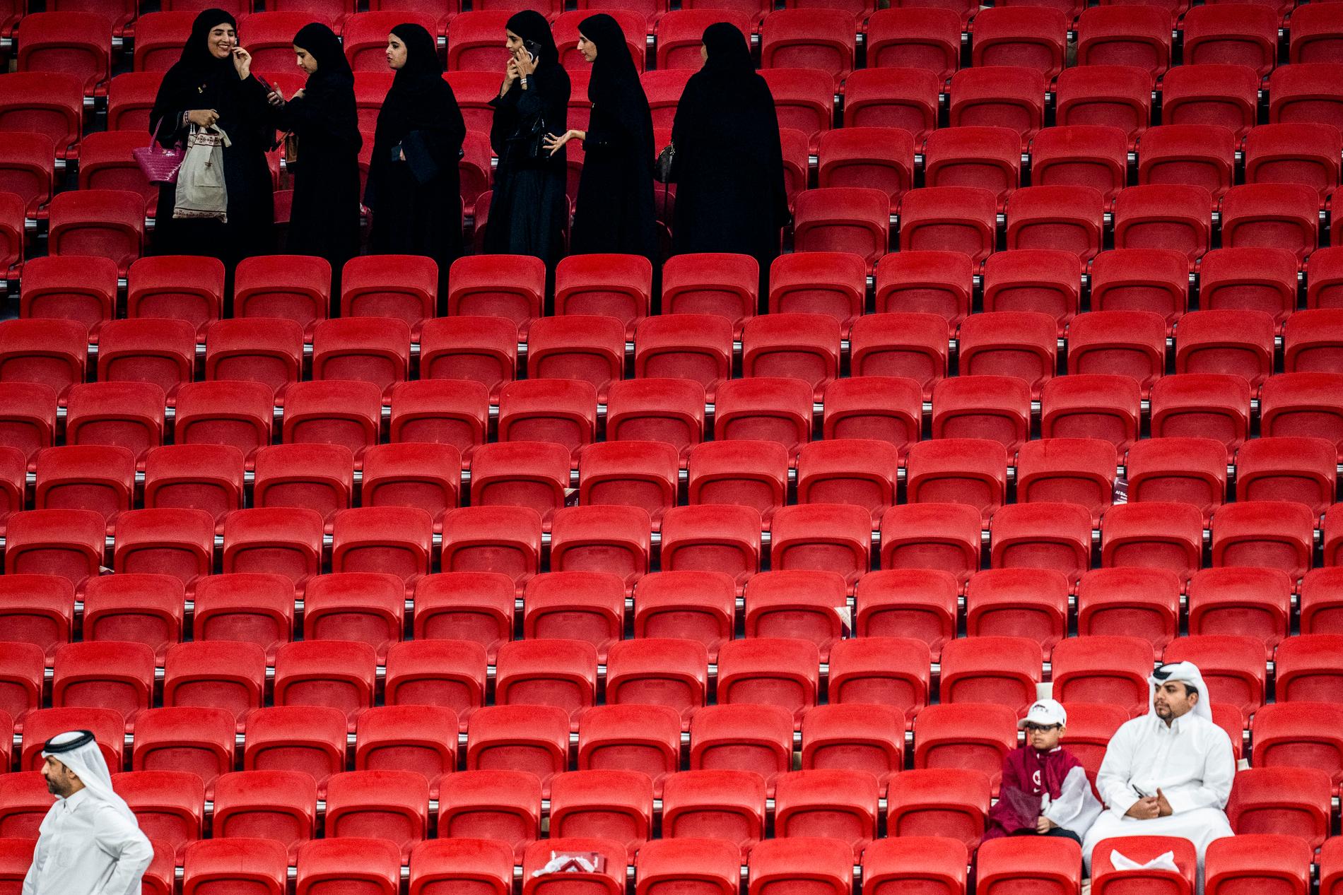 Åskådare på läktaren efter matchen Qatar-Ecuador. 