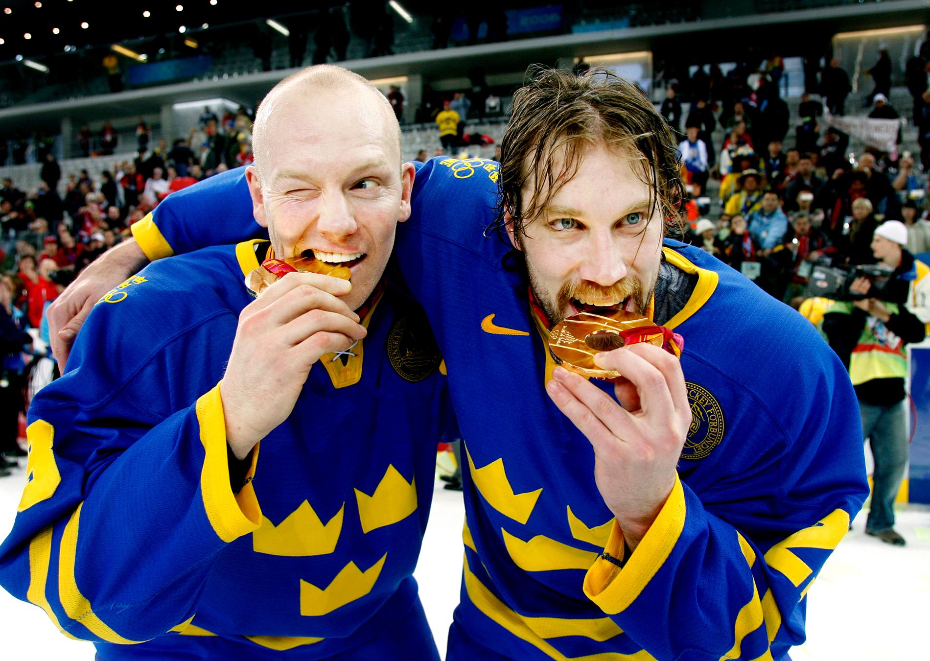 En klassisk bild på Mats Sundin och Peter Forsberg efter OS-guldet i Turin 2006.