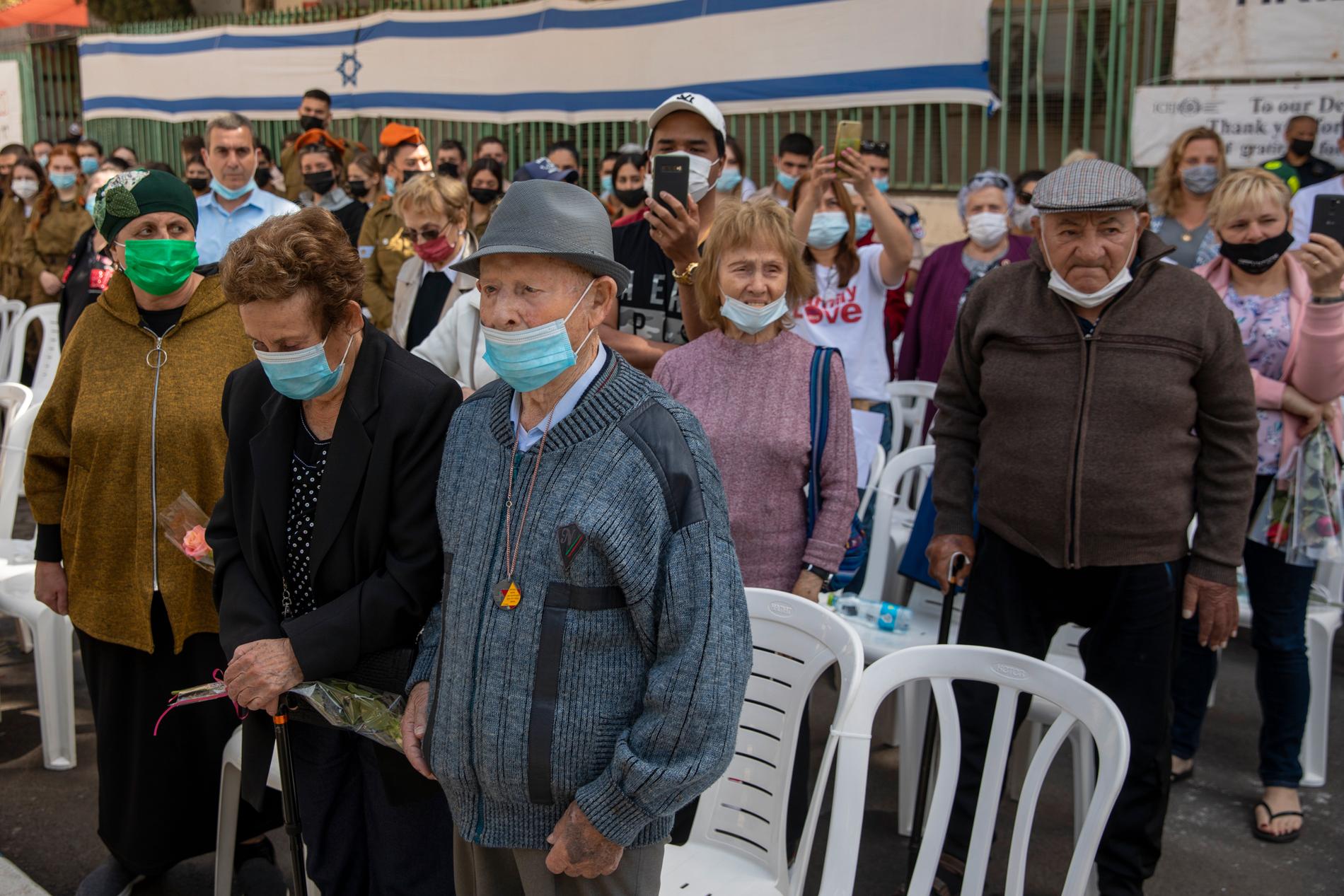 Överlevare från Förintelsen med munskydd i Israel.