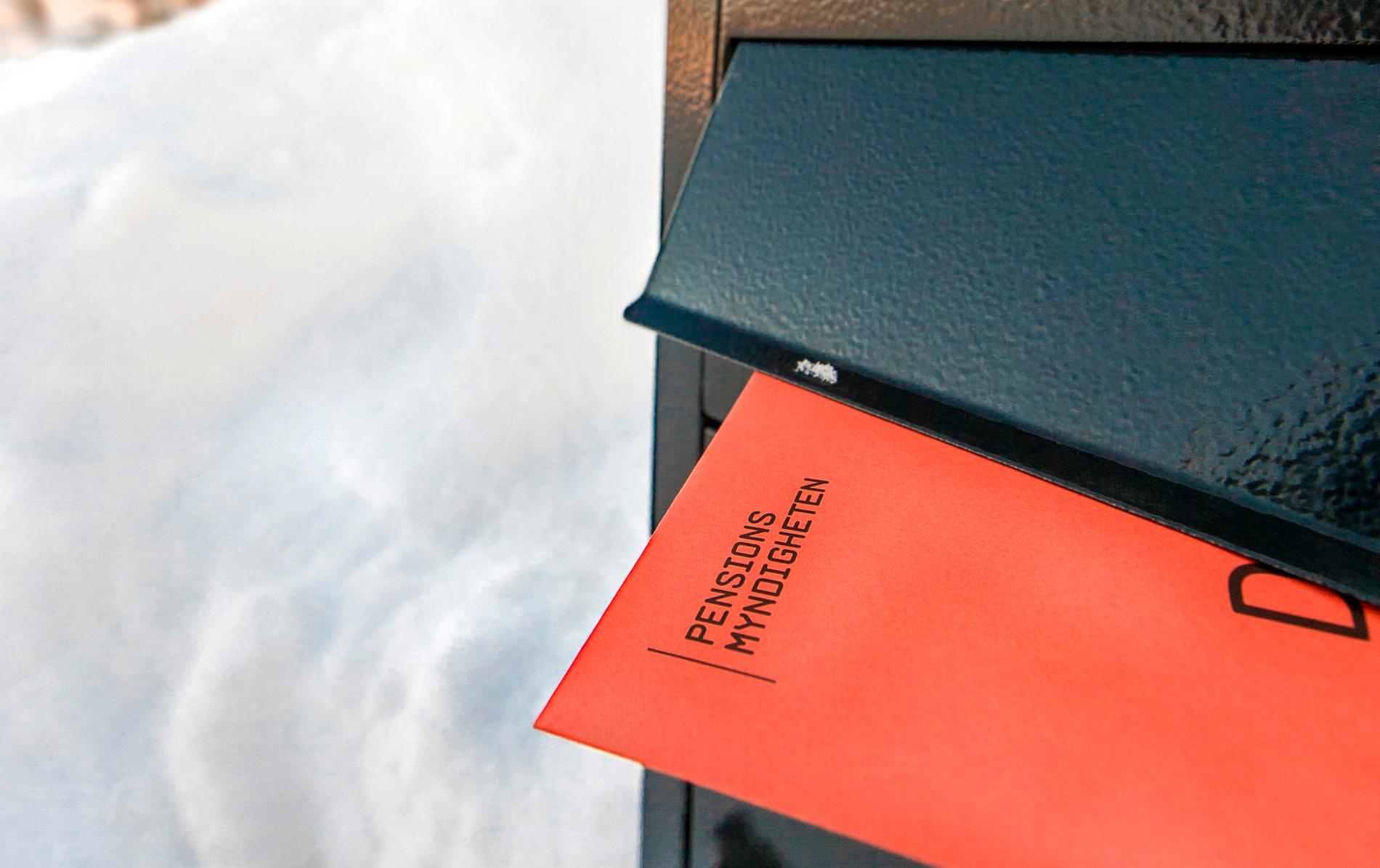 Det orangea kuvertet med årsbeskedet från Pensionsmyndigheten. 