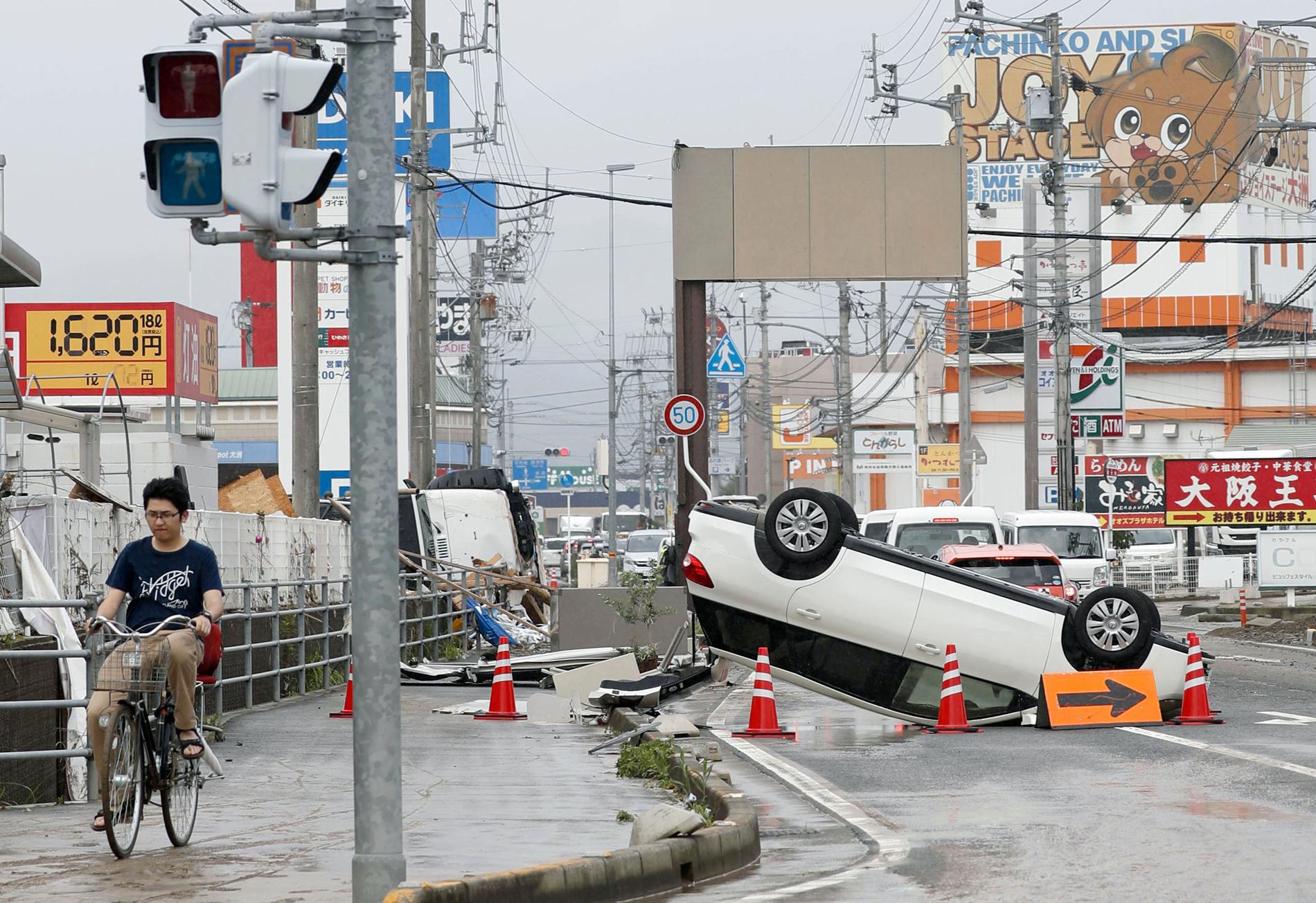 En upp och nedvänd bil på gatan i Ozu, Ehime Prefecture, Japan.