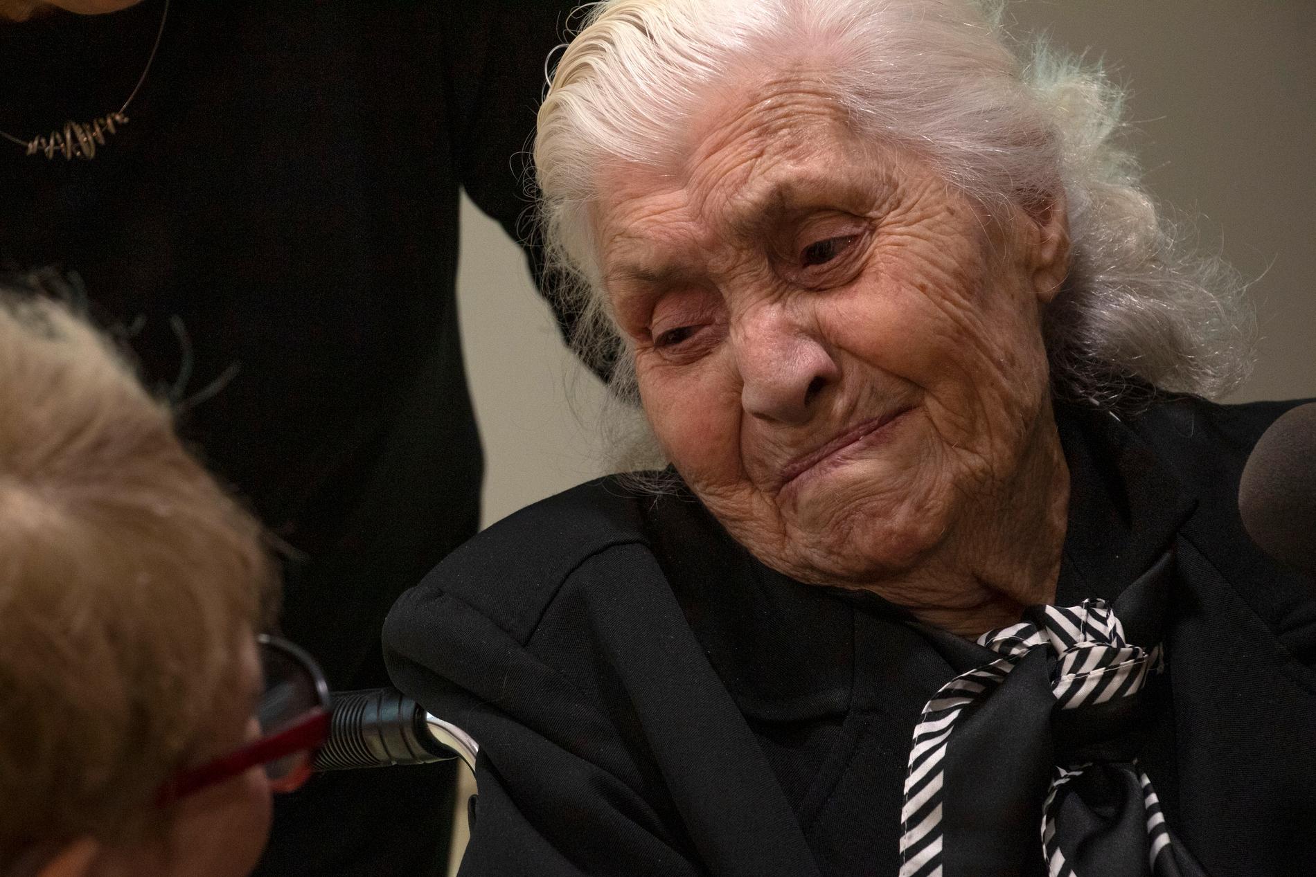 Med risk för eget liv gömde Melpomeni Dina en judisk familj på sex personer under flera år i sitt hem i Grekland under andra världskriget.