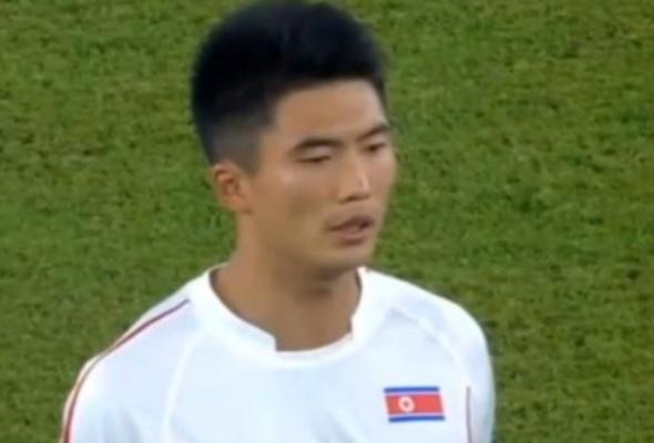 Han Kwang-Song på planen när Nordkorea mötte Syrien i VM-kvalet.