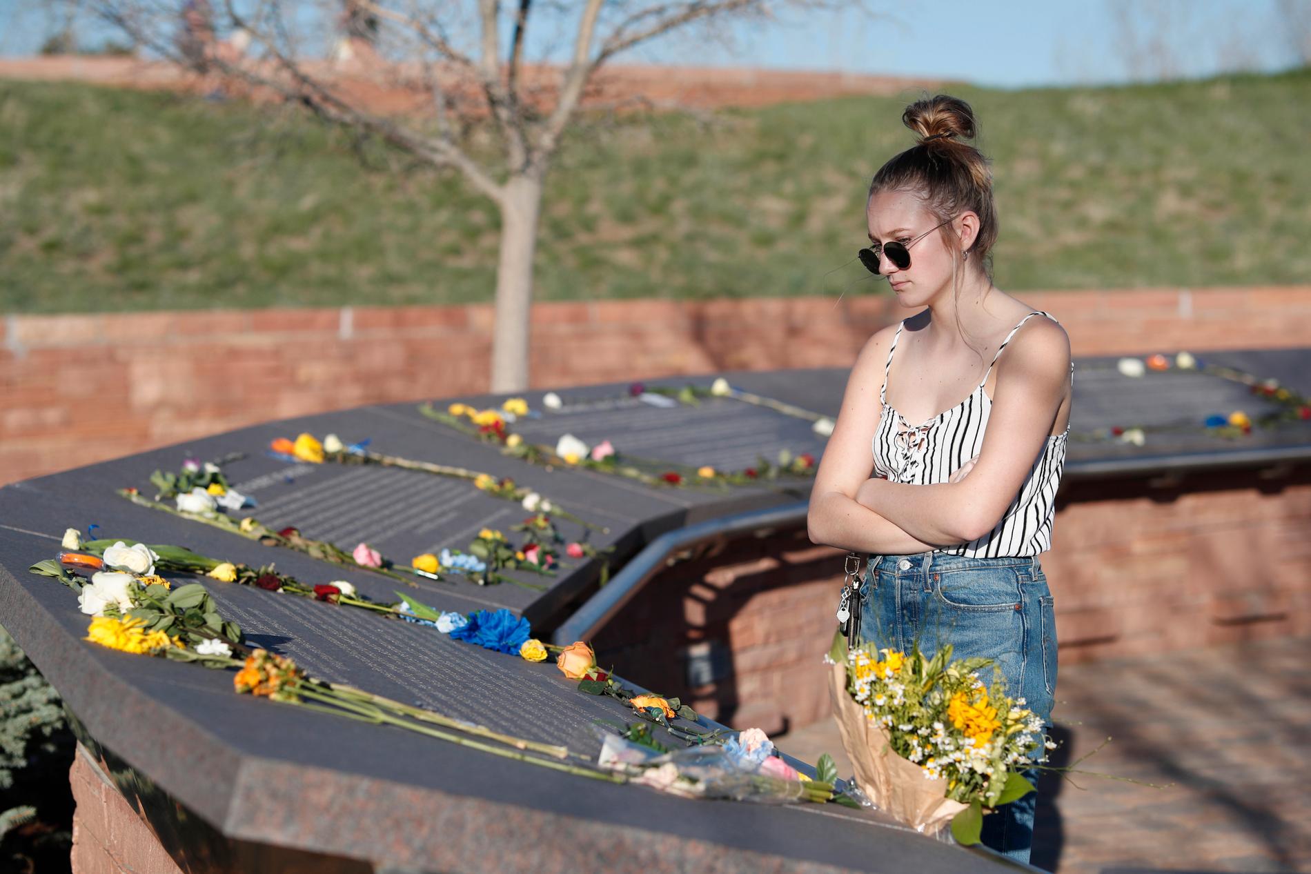 Sextonåriga Maren Strother var inte född när skotten föll i Columbine High School men har växt upp i en omgivning där skolskjutningar är en realitet. Hon tittar på minnesplaketterna över offren.