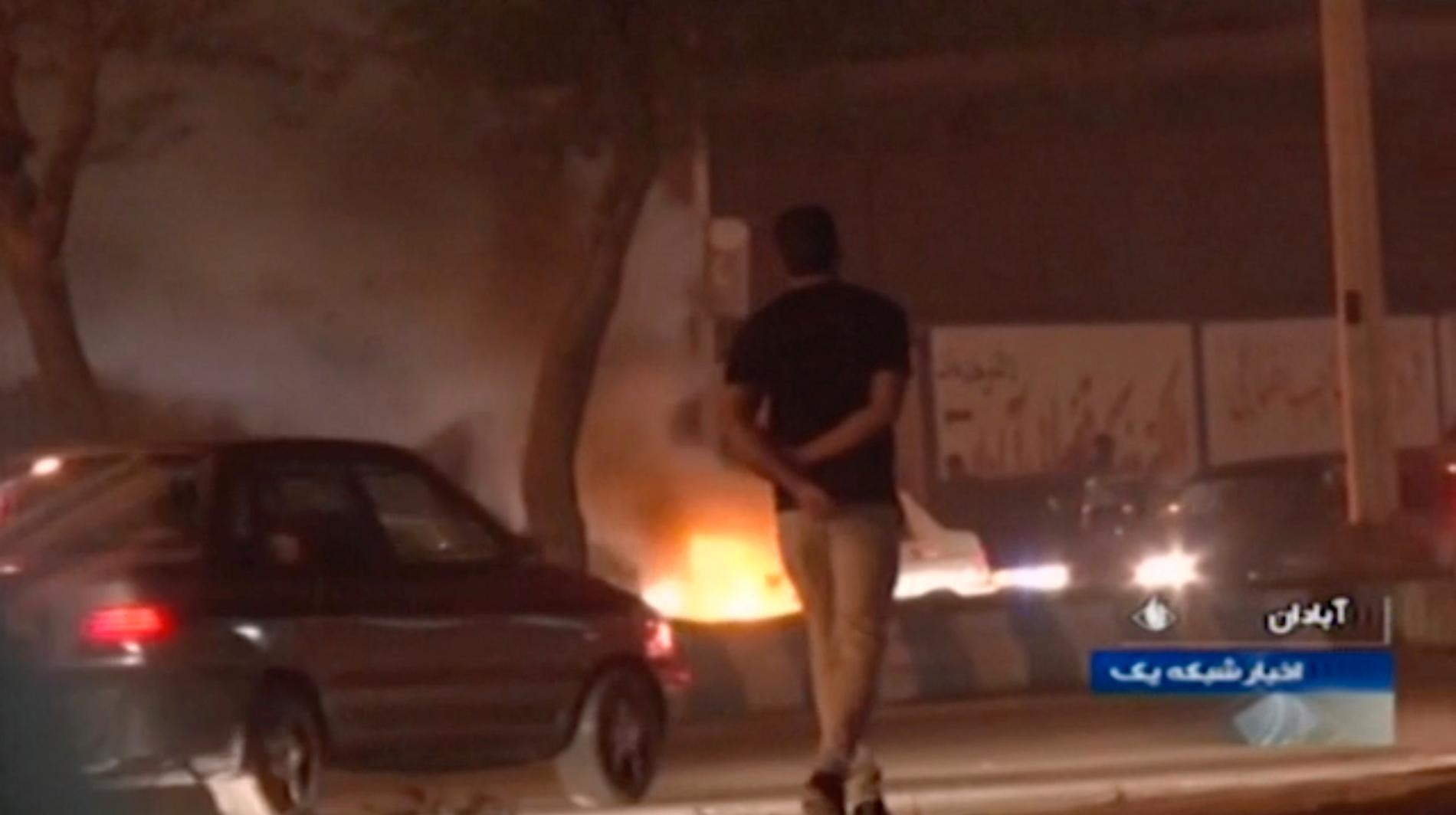 En stillbild från den statliga tv-kanalen Irib visar en mindre eld som anlagts av demonstranter i staden Abadan på lördagen.