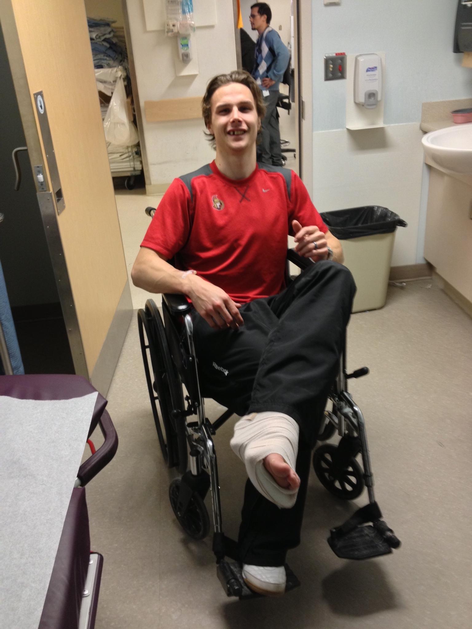 En till aldrig tidigare visad bild, från februari 2013: Erik anländer till sjukhus med avsliten hälsena. Samma kväll opereras han.
