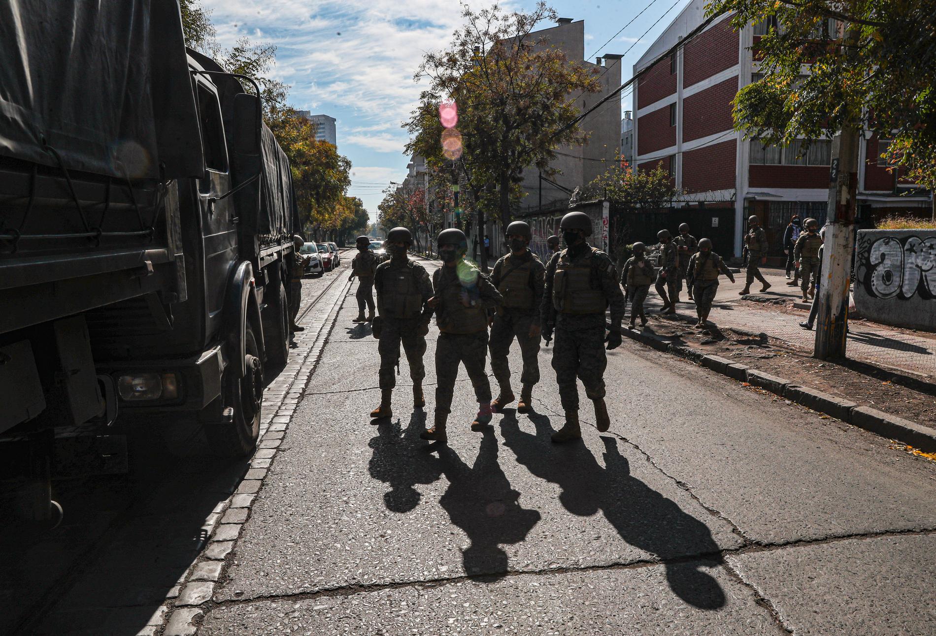 Soldater delar ut mat till invånarna i Santiago.