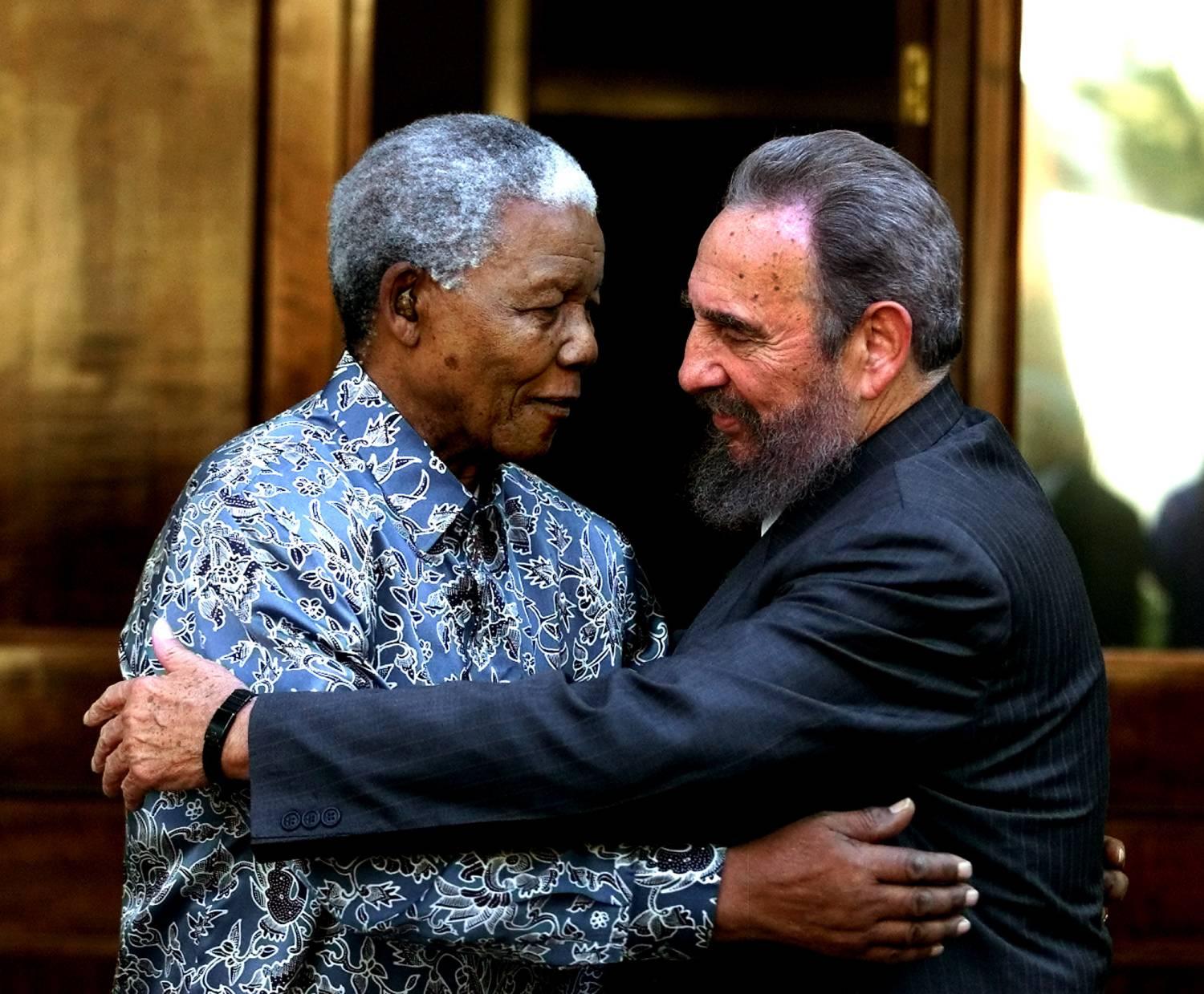 Nelson Mandela får en kram av Kubas dåvarande ledare Fidel Castro i september 2001. Castro besökte Mandela efter att ha deltagit i en FN-konferens mot rasism i Durban.