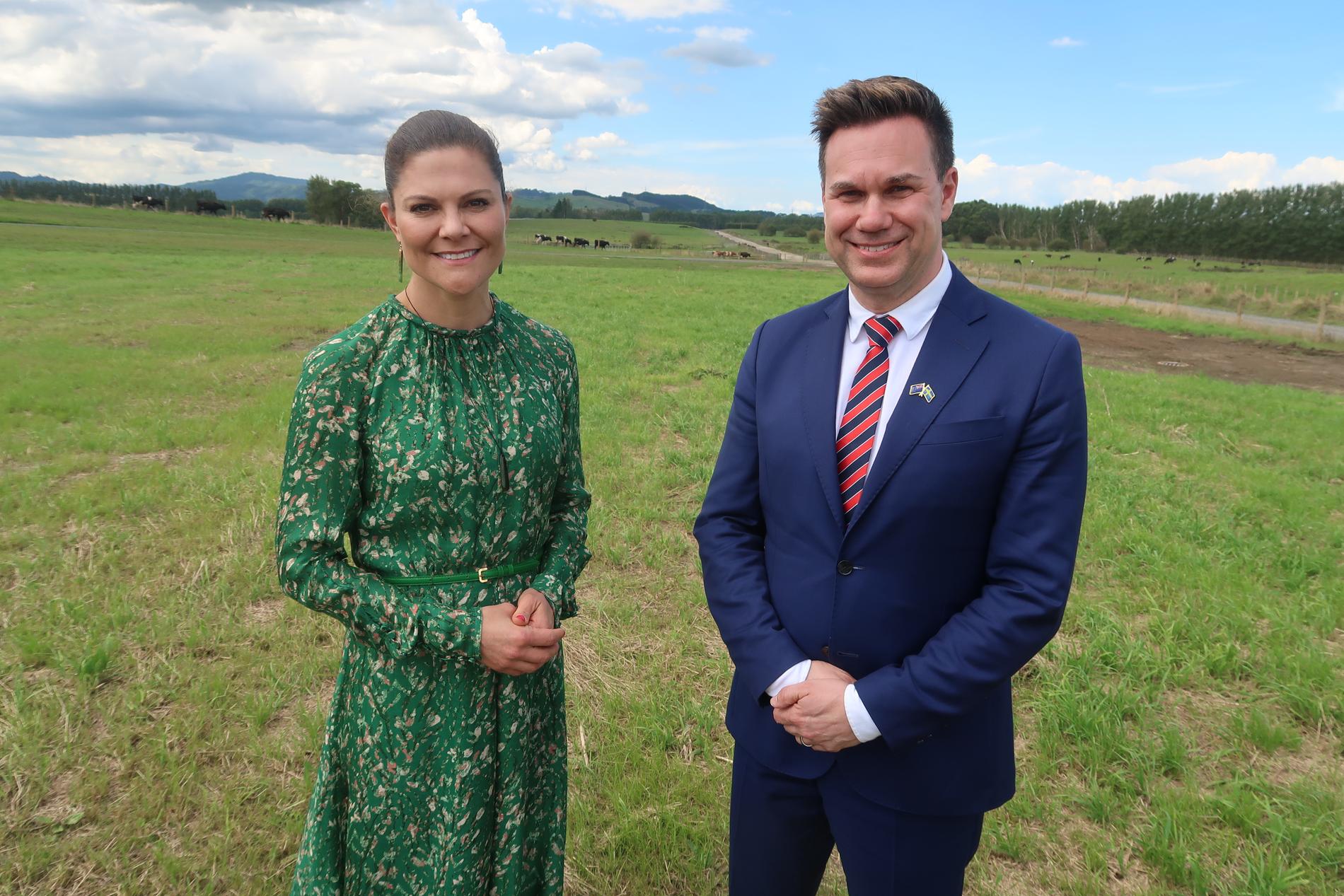 Kronprinsessan Victoria och Anders Pihlblad på Nya Zeelands landsbygd.