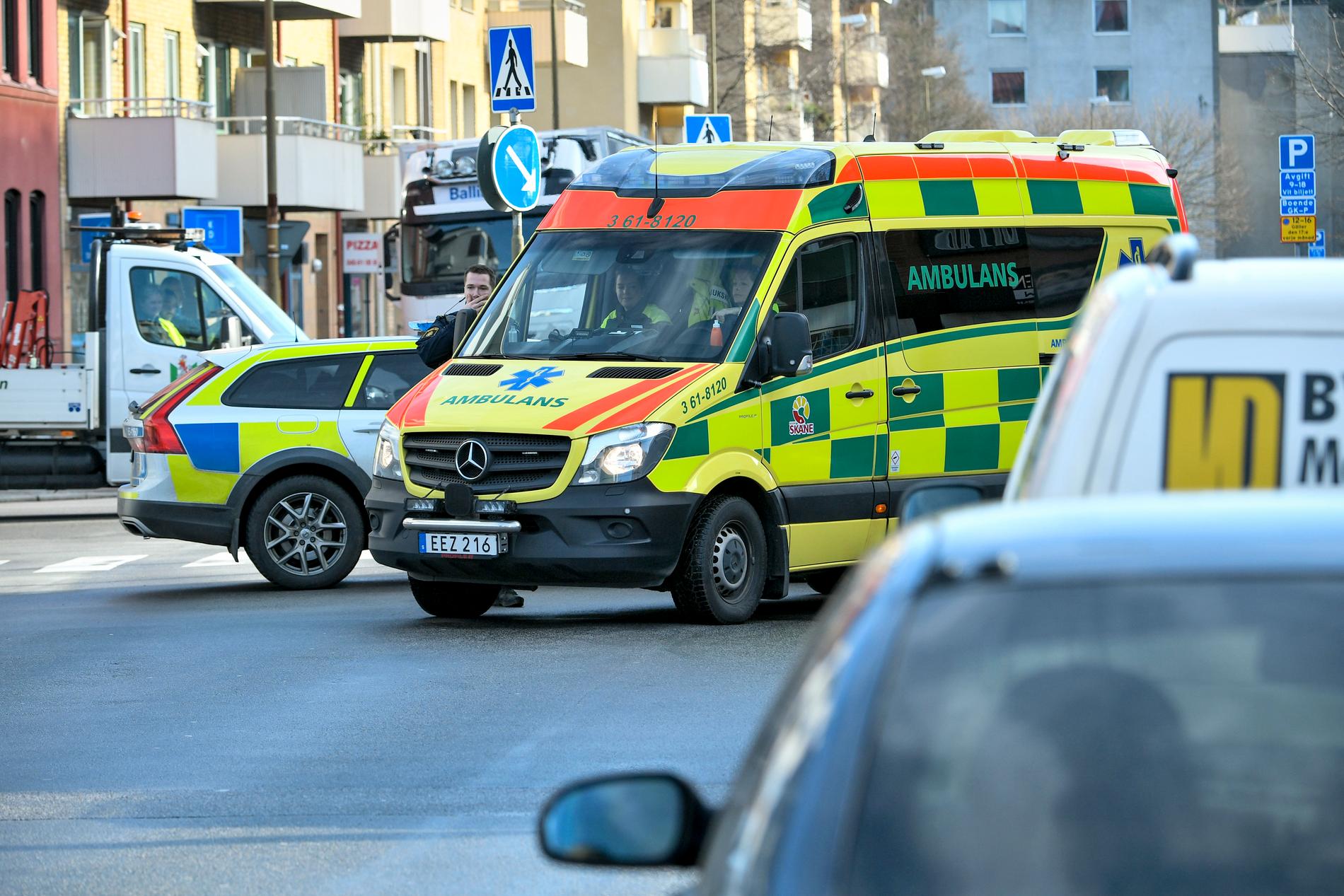 Polisen har spärrat av ett stort område i Malmö på grund av en hotfull man i en lägenhet.
