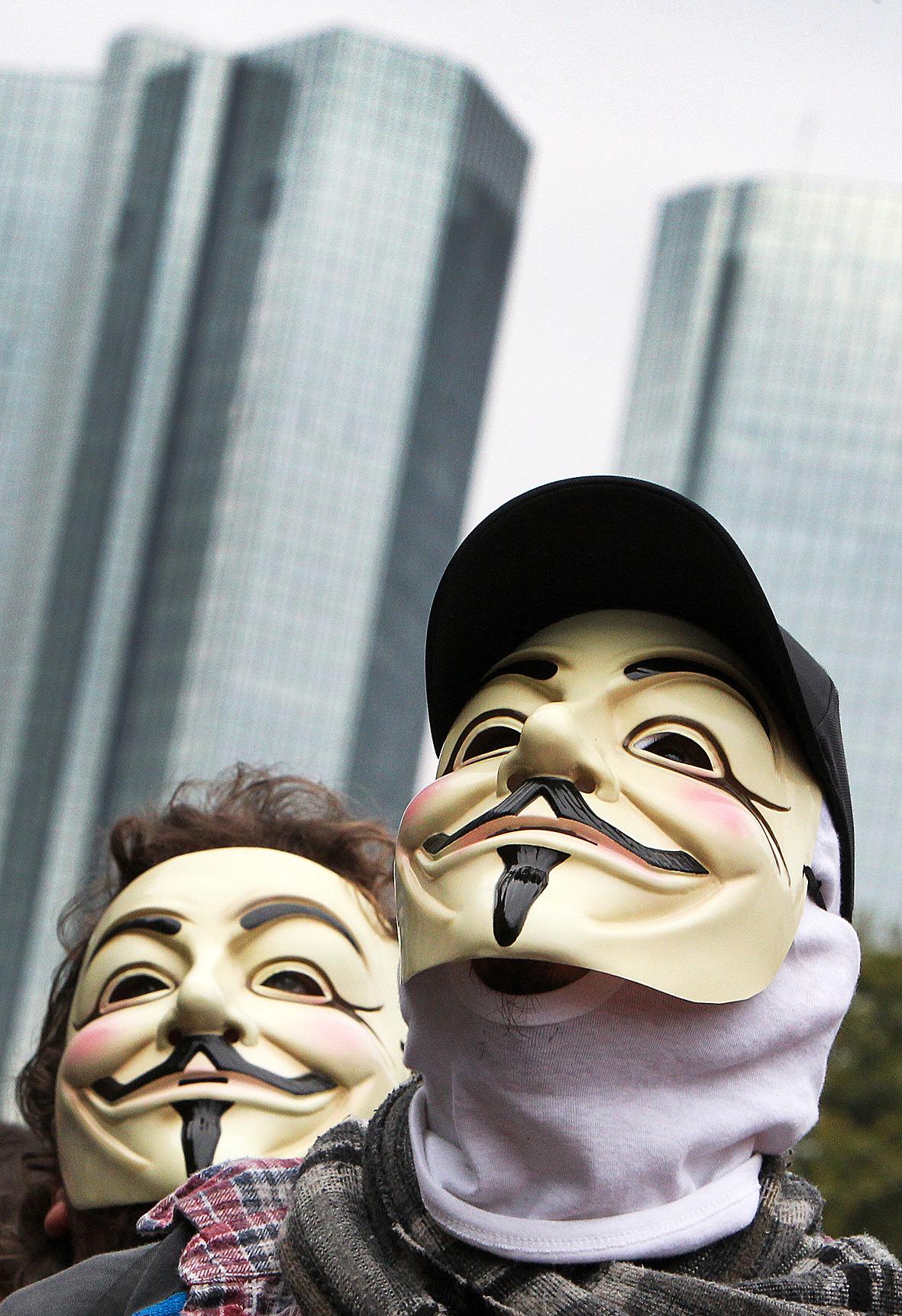 A FOR ANONYMOUS Guy Fawkes-masken från filmen ”V for Vendetta” har blivit symbolen för Anonymous och används flitigt av Occupy Wall street-rörelsen – här utanför Deutsche Bank i Frankfurt i slutet av oktober.