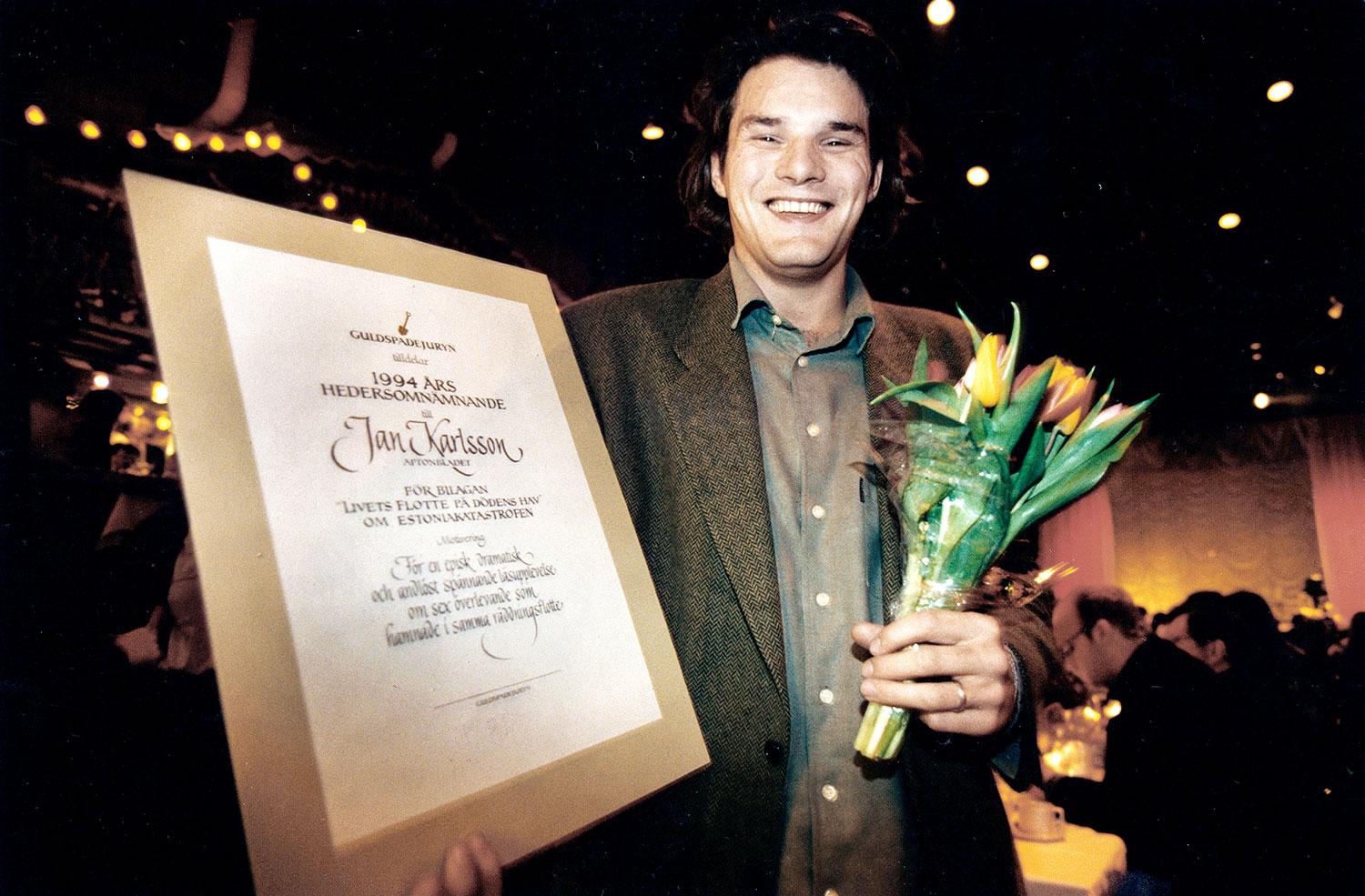 Jan Helin (tidigare Karlsson) fick ett hedersomnämnade av Guldspadejuryn 1994 för "Livets flotte på dödens hav" om Estoniakatastrofen.