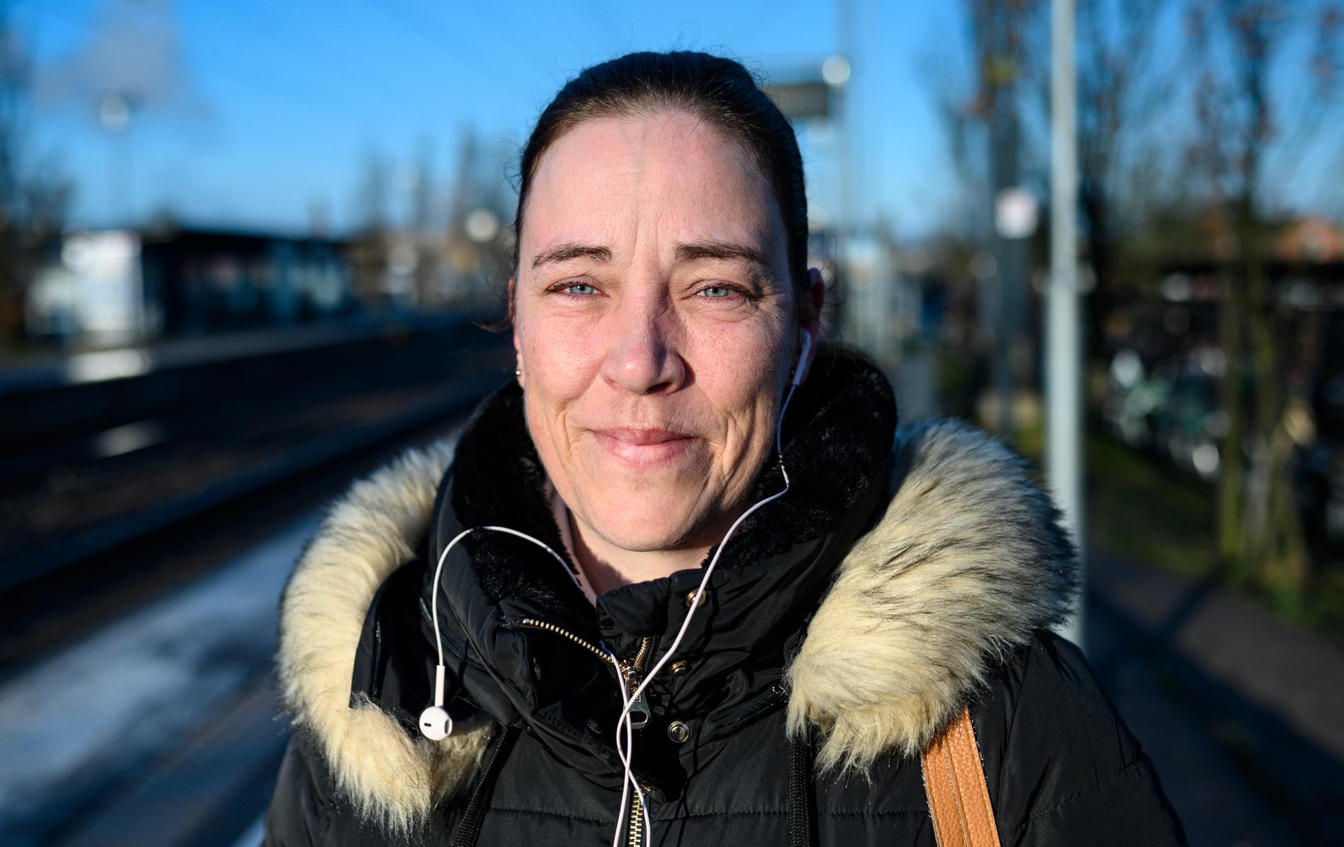 Angelika Carlsson på perrongen på stationen i Skurup.