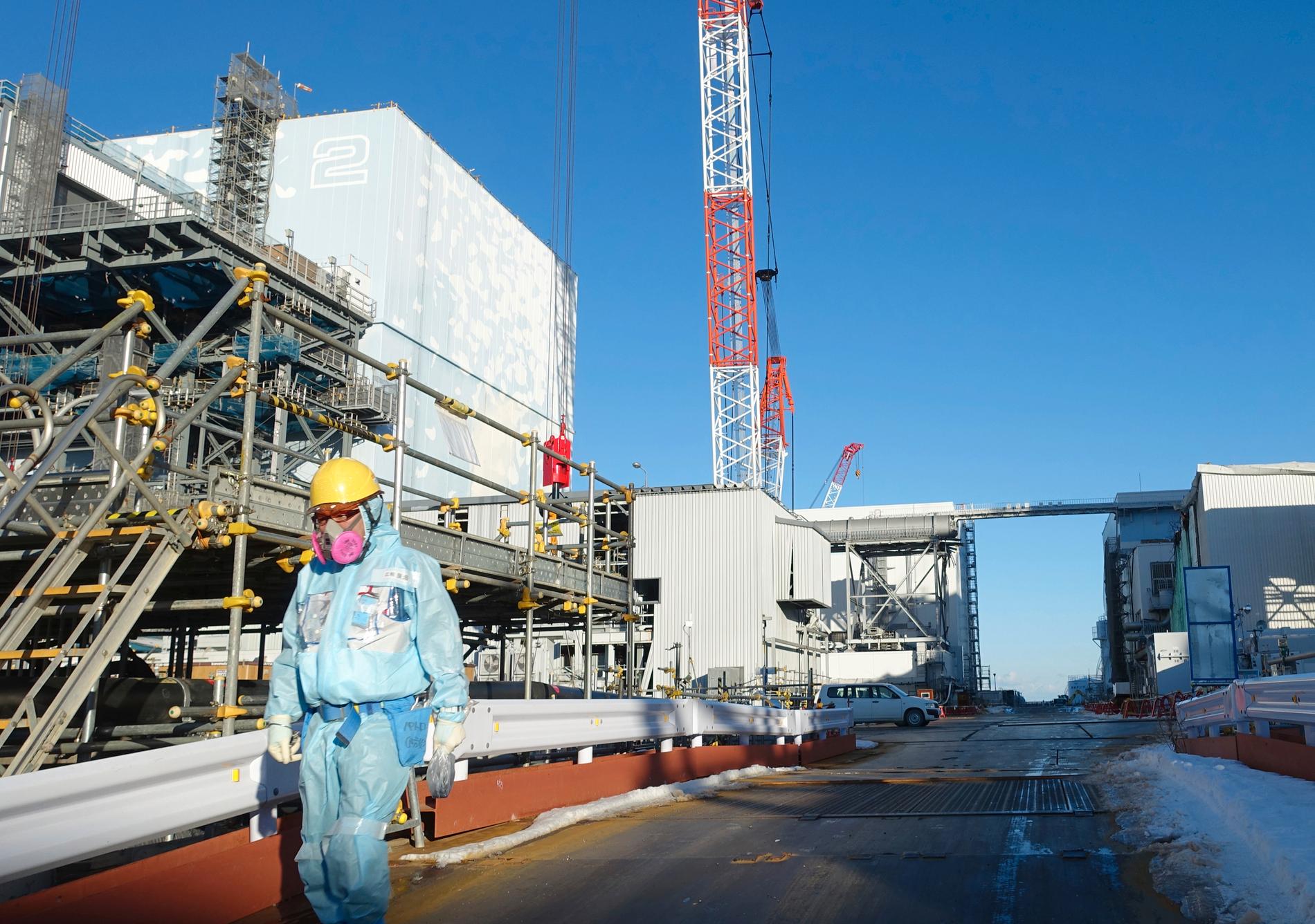 En arbetare promenerar inne på kärnkraftverket Fukushima. Arkivbild.