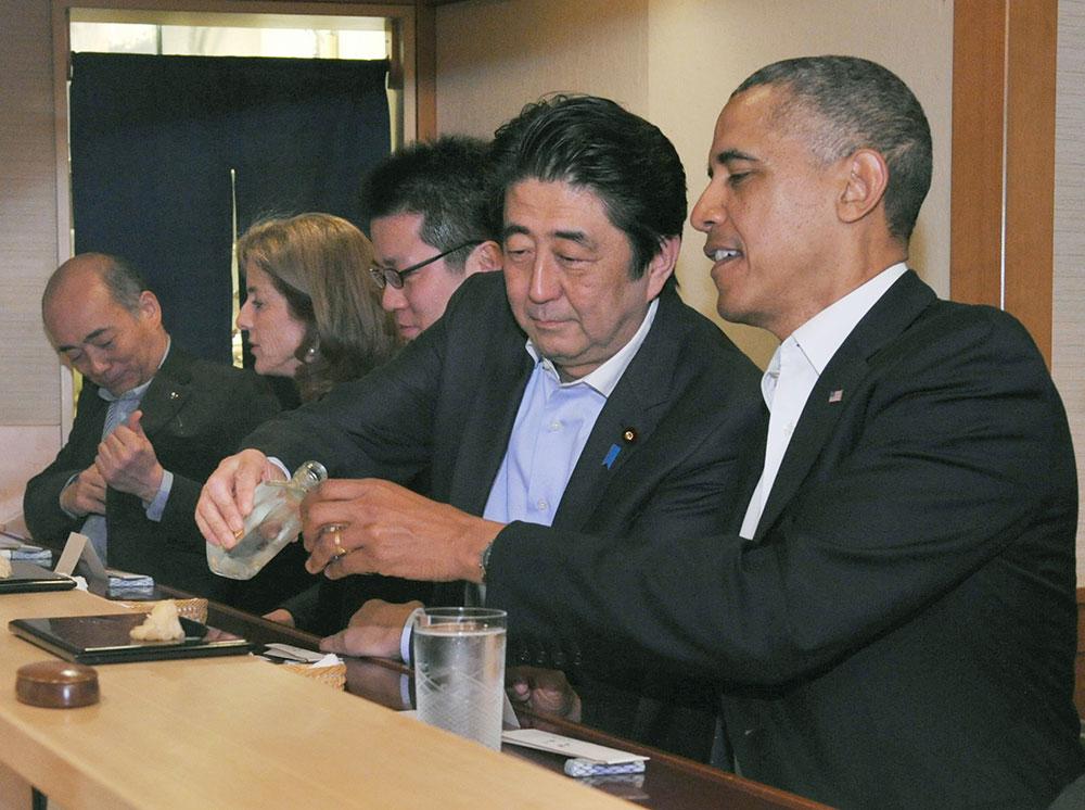 Fisk och sprit Japans premiärminister förser Obama med Sake. De två världsledarna avnjöt också ”världens bästa sushi”, på restaurangen Sukibayashi Jiro i Tokyo.