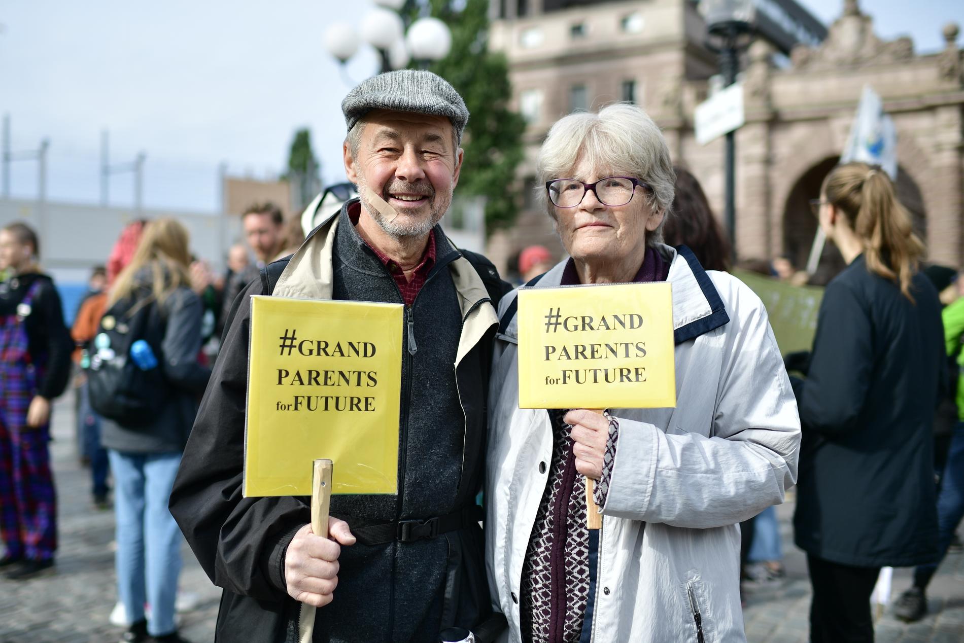 Kalle Güettler och Eva Sandberg har varit på plats en rad fredagar under skolstrejkerna på Mynttorget i centrala Stockholm.