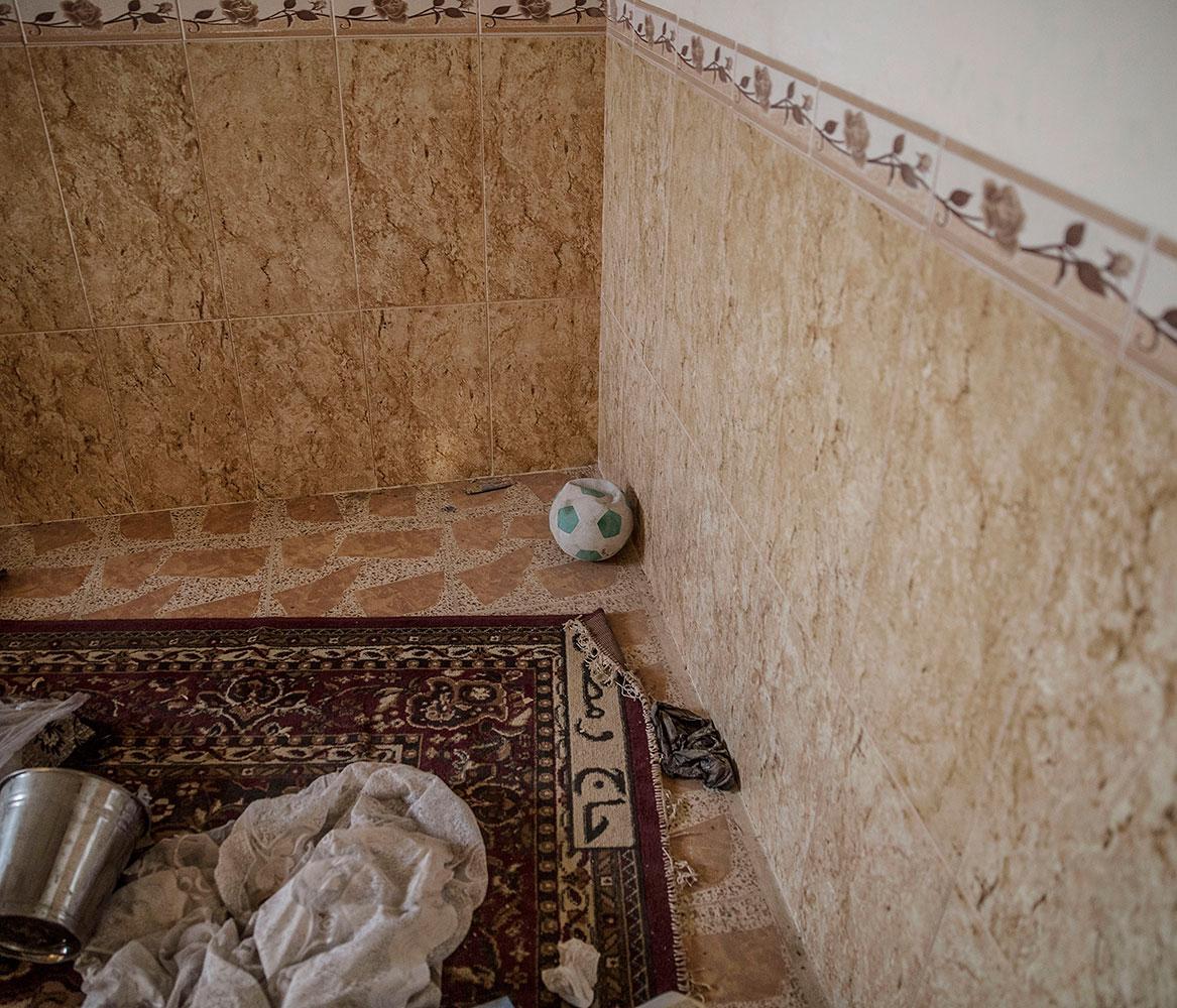 Prylar ligger utspridda i ett hus som nyss återtagits från IS.