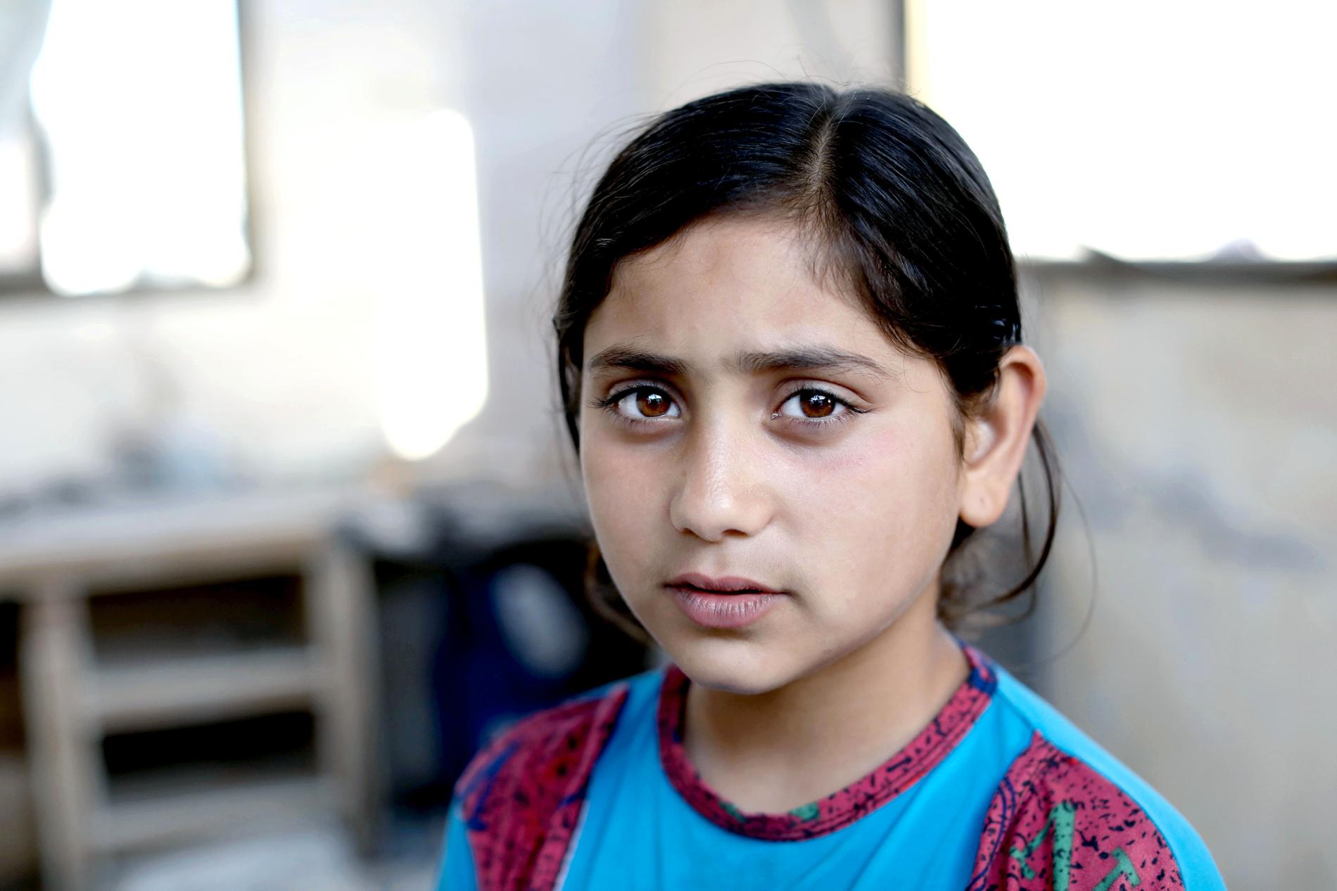 Rahaf Nasir, 11, i resterna av lägenheten där hon bodde med sin familj fram till att den förstördes i en Israelisk missilattack.