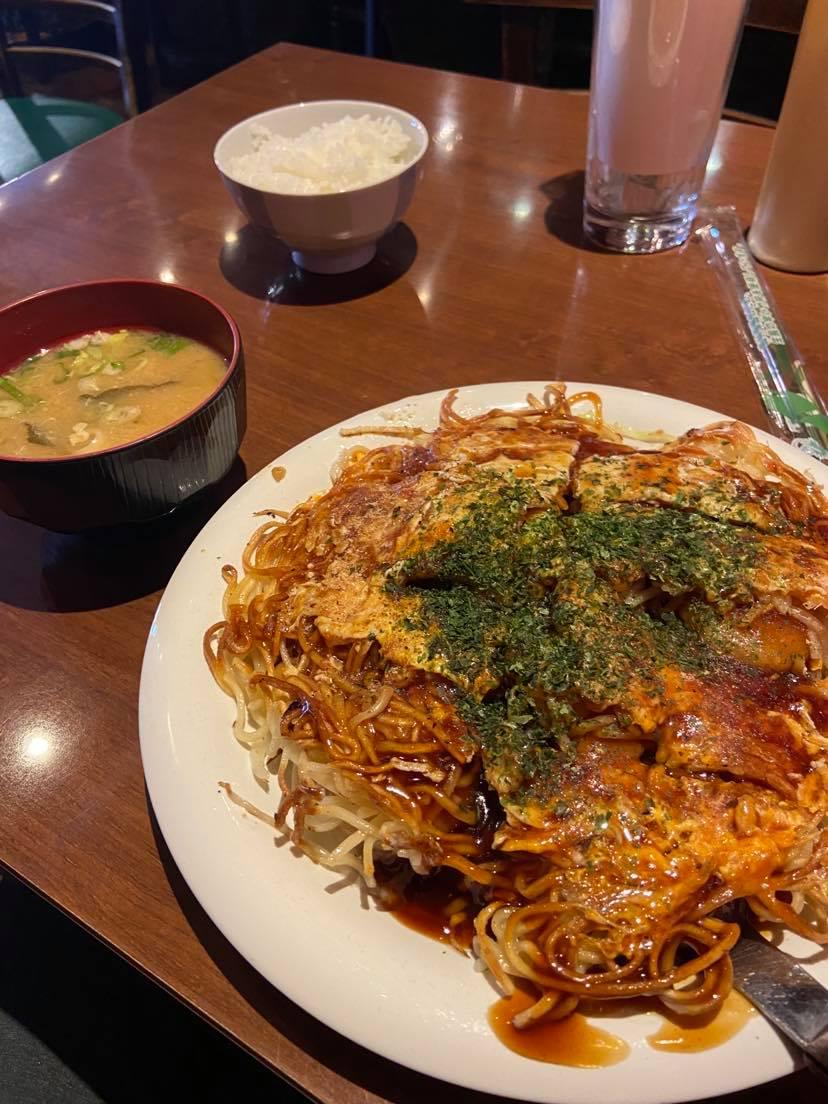 ...men okonomiyaki som rätt gör sig ändå bäst på plats och inte i låda. 
