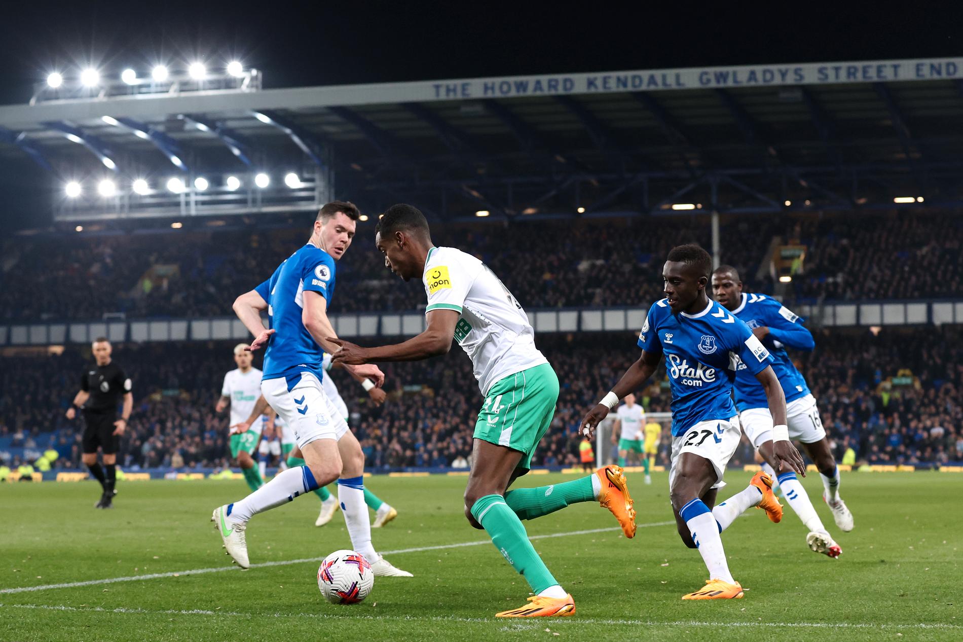 Alexander Isak snurrade upp Evertonförsvaret ordentligt.