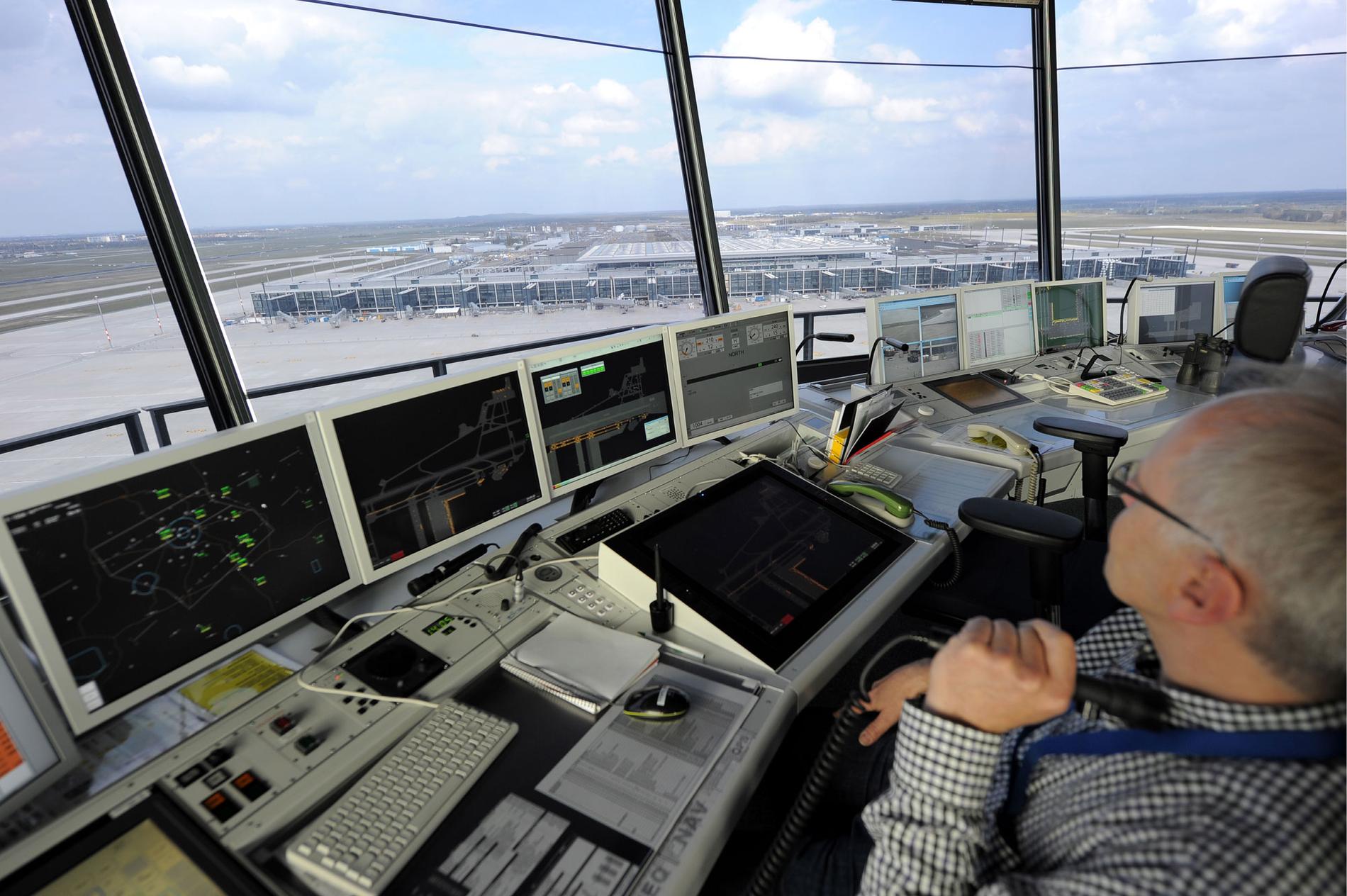 Redan i juni förra året var allt klart för start i kontrolltornet på Berlins nya flygplats – nu blir det premiär först 2014.