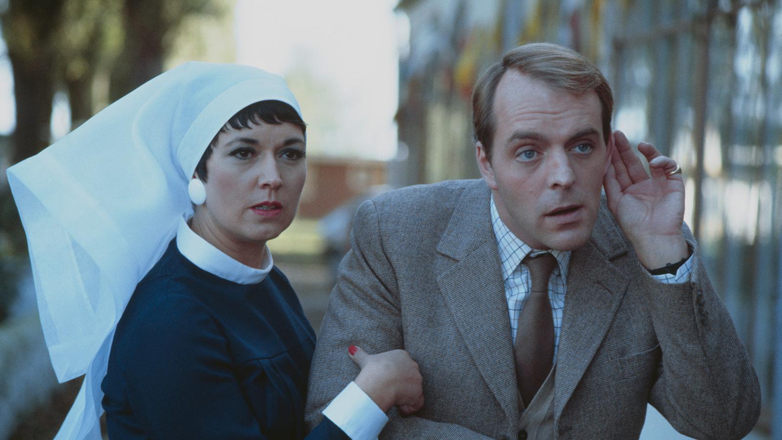 Ruth Madoc och Simon Cadell i tv-serien ” Hi-de-Hi!” på 80-talet.
