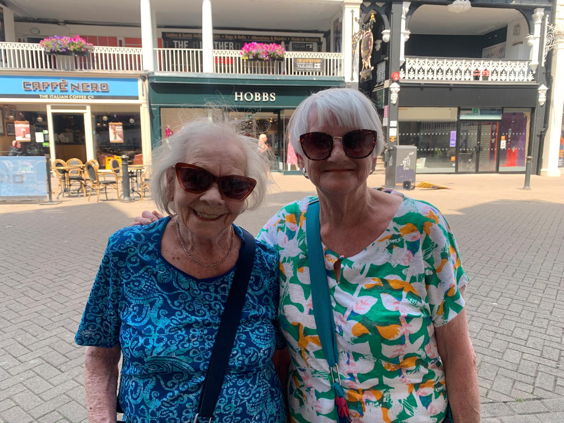 Sheila, 92, och Dorothy, 73, från Skottland är på besök i engelska Chester, strax söder om Liverpool, i samband med värmeböljan i England.