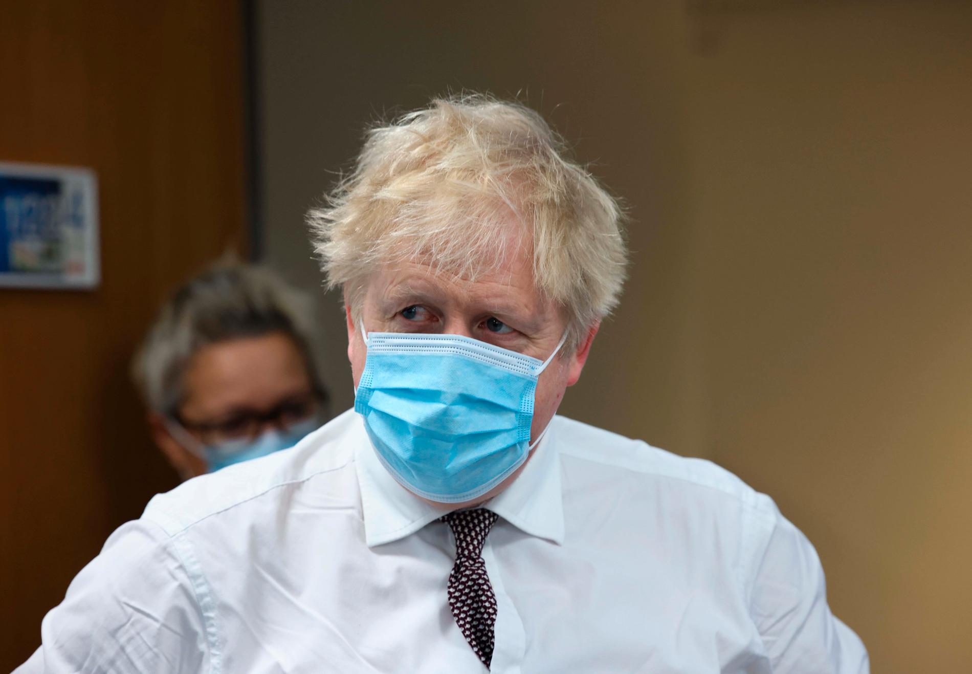 Storbritanniens premiärminister Boris Johnson på sjukhusbesök i norra London.